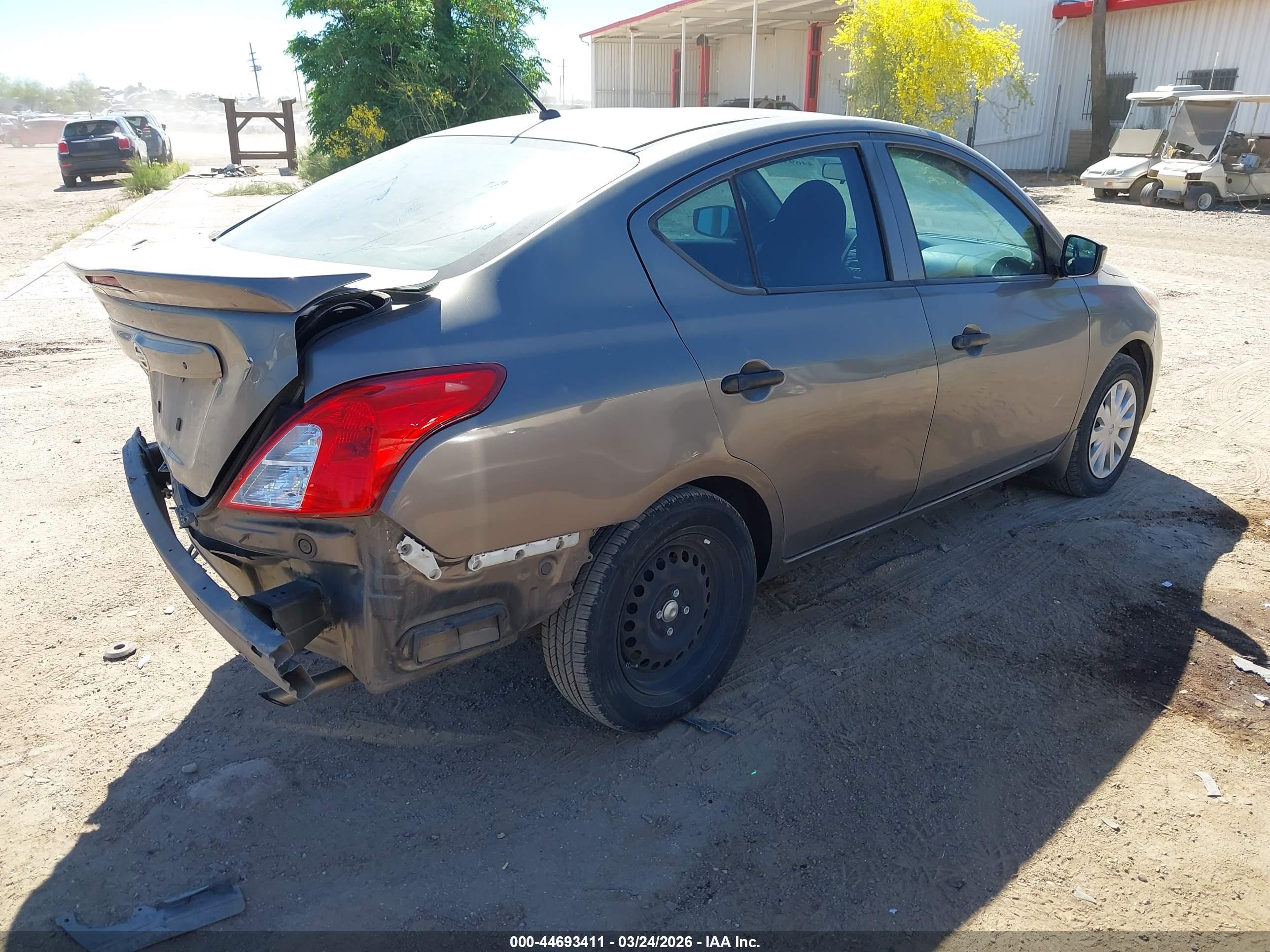 NISSAN VERSA image 4