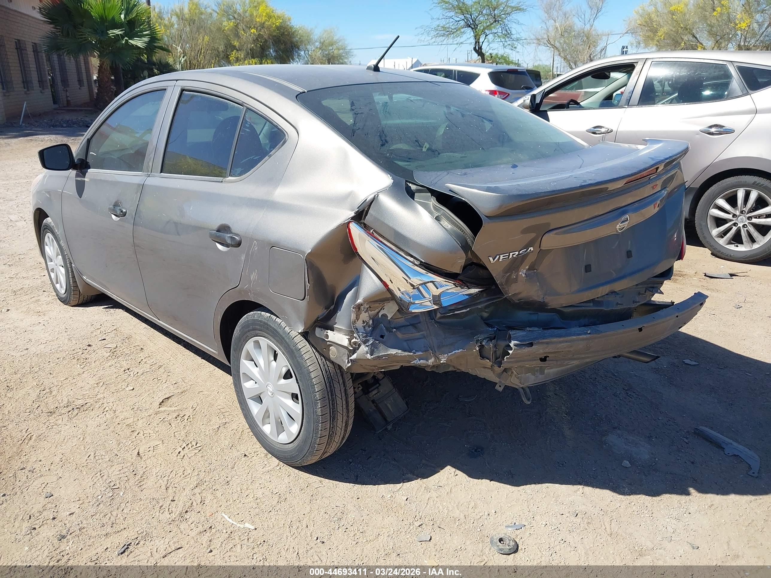 NISSAN VERSA image 6
