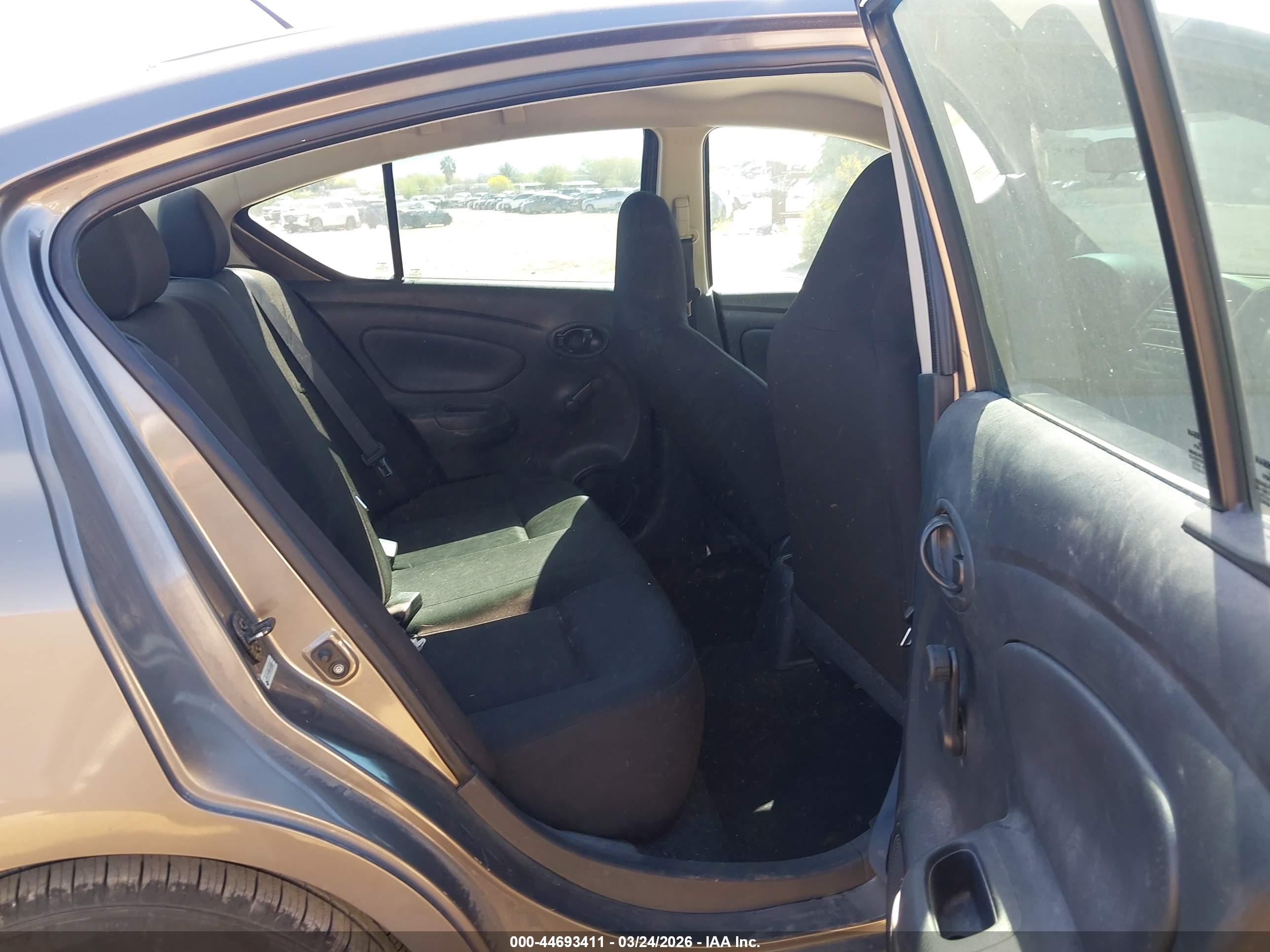 NISSAN VERSA image 8