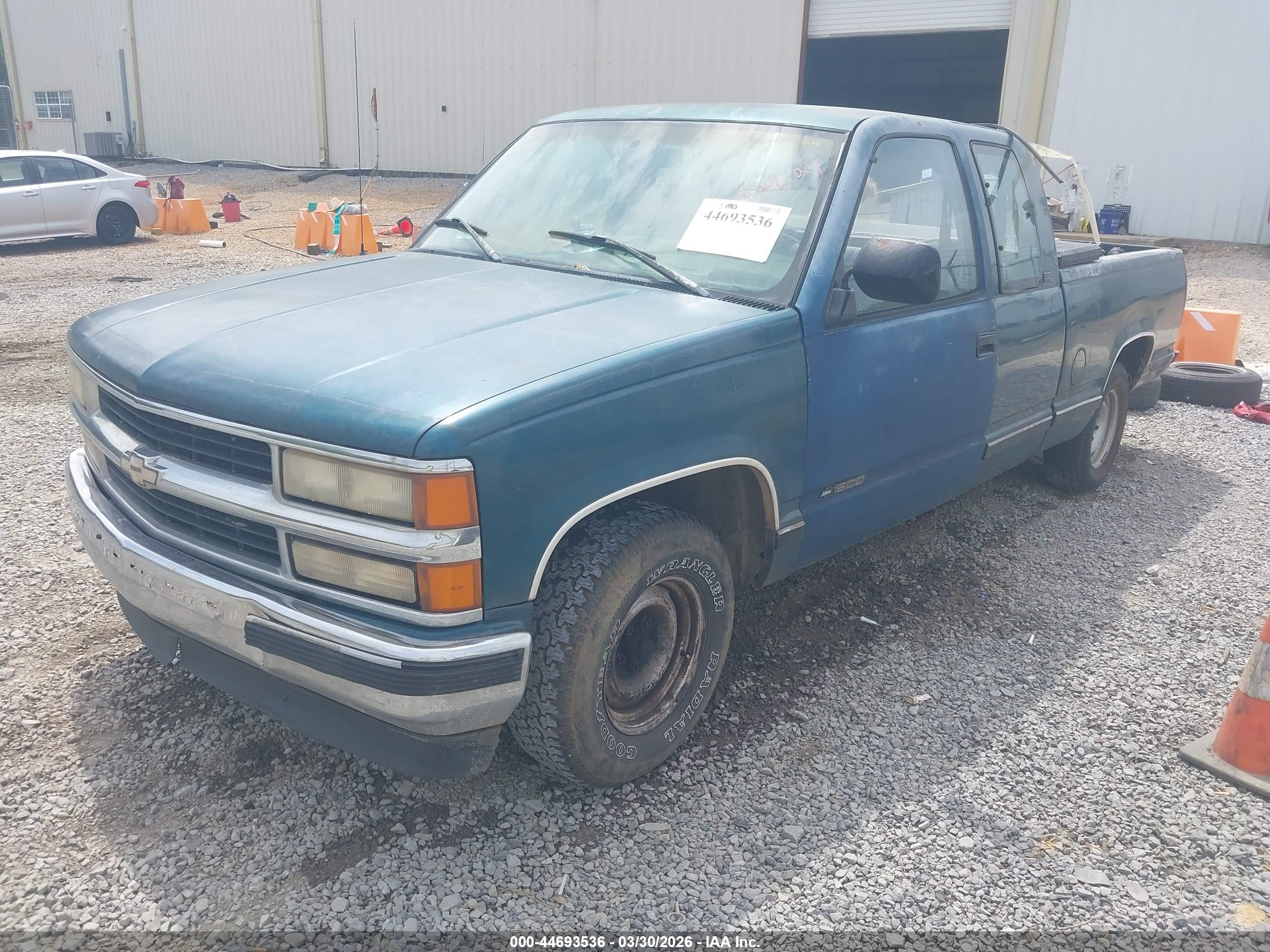 CHEVROLET GMT-400 image 2