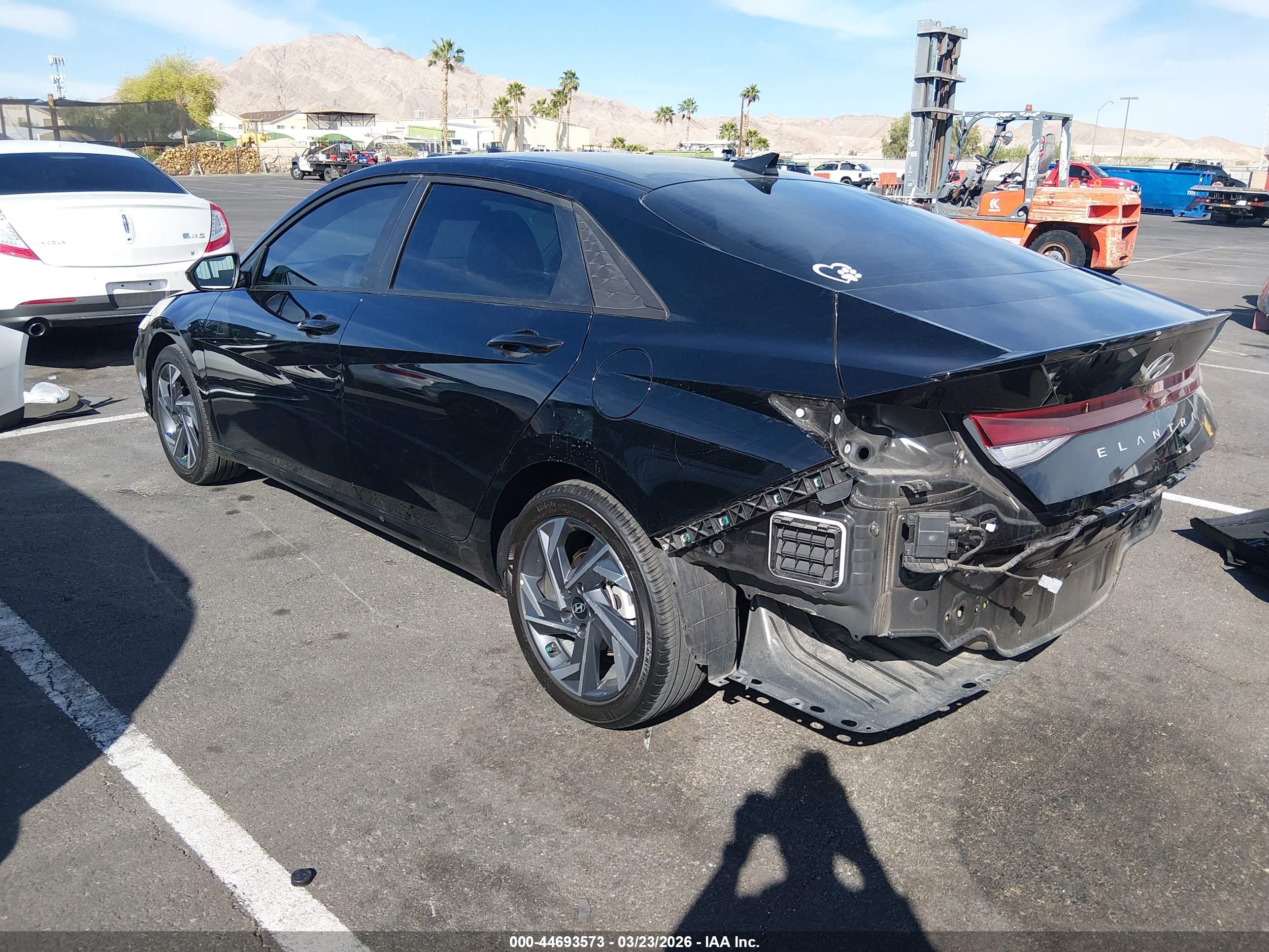 HYUNDAI ELANTRA image 3