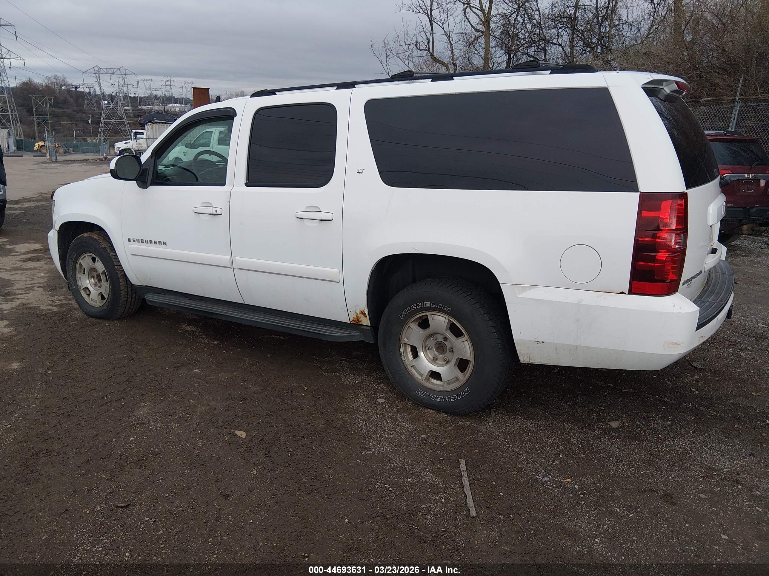 CHEVROLET SUBURBAN image 3