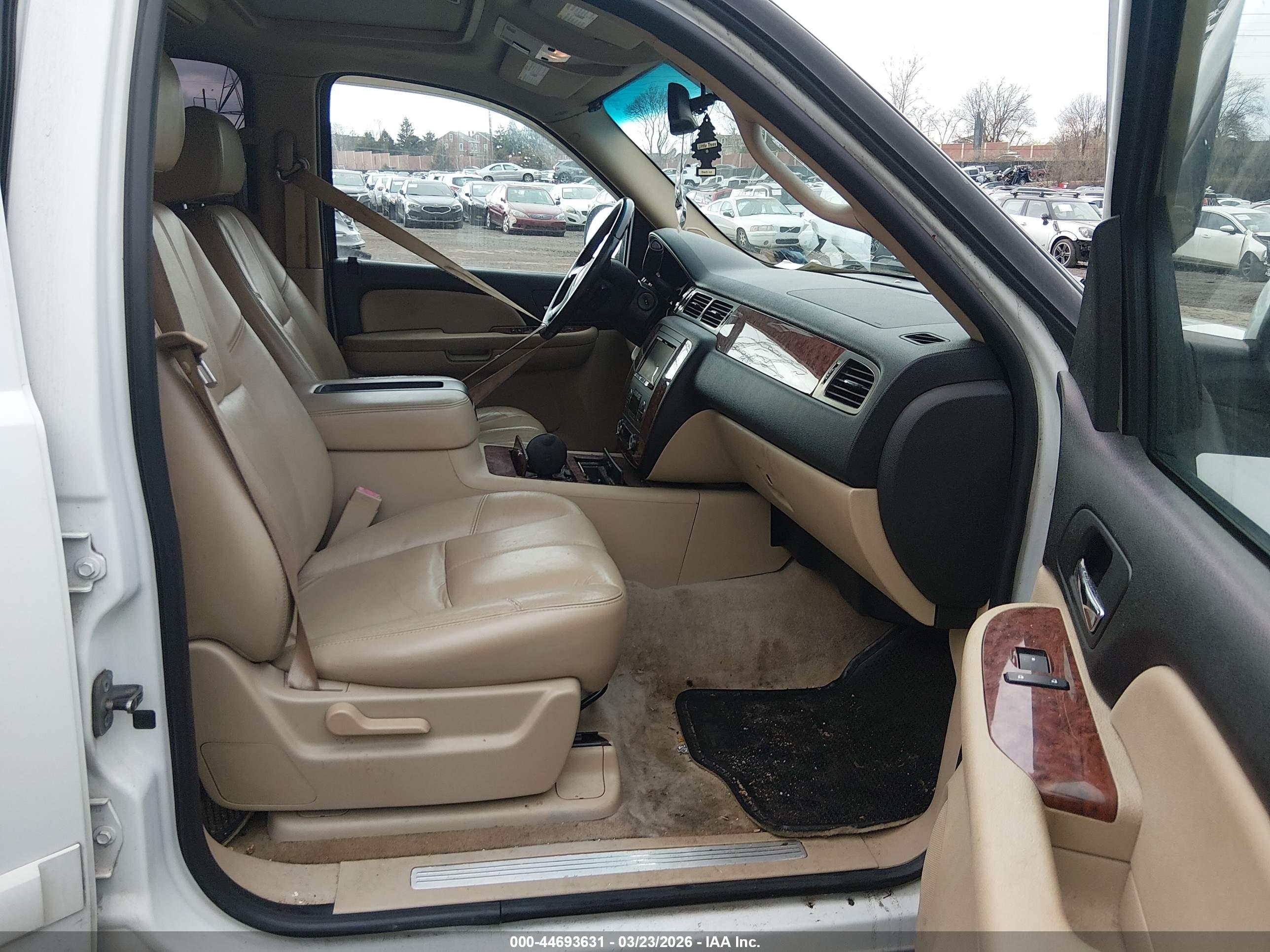 CHEVROLET SUBURBAN image 5