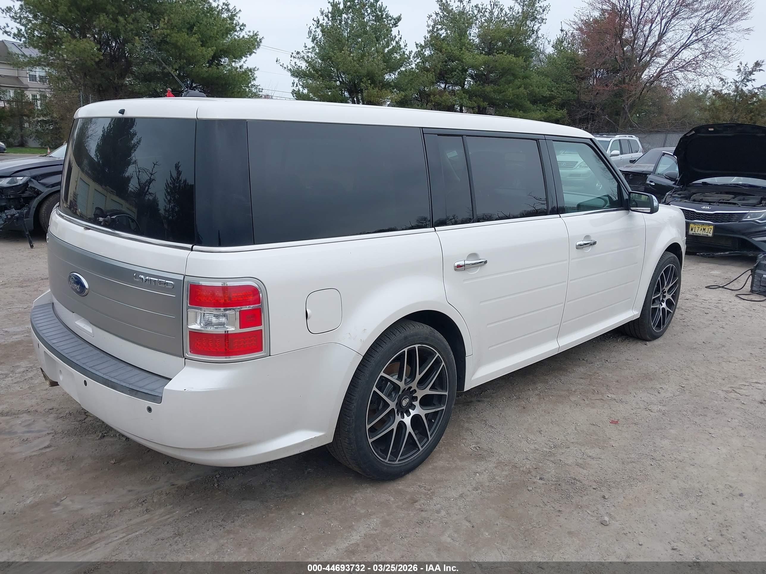 FORD FLEX image 4