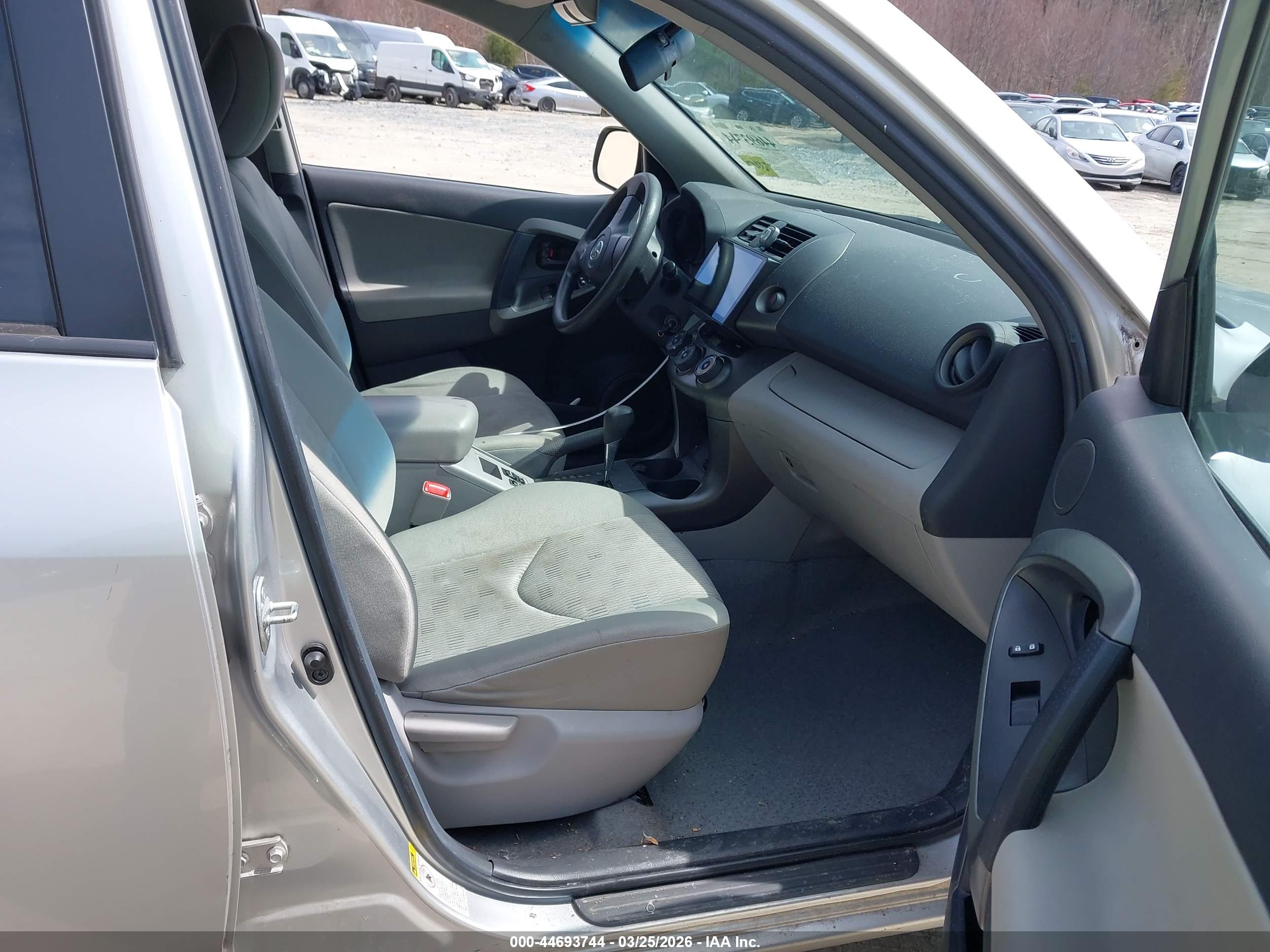 TOYOTA RAV4 image 5