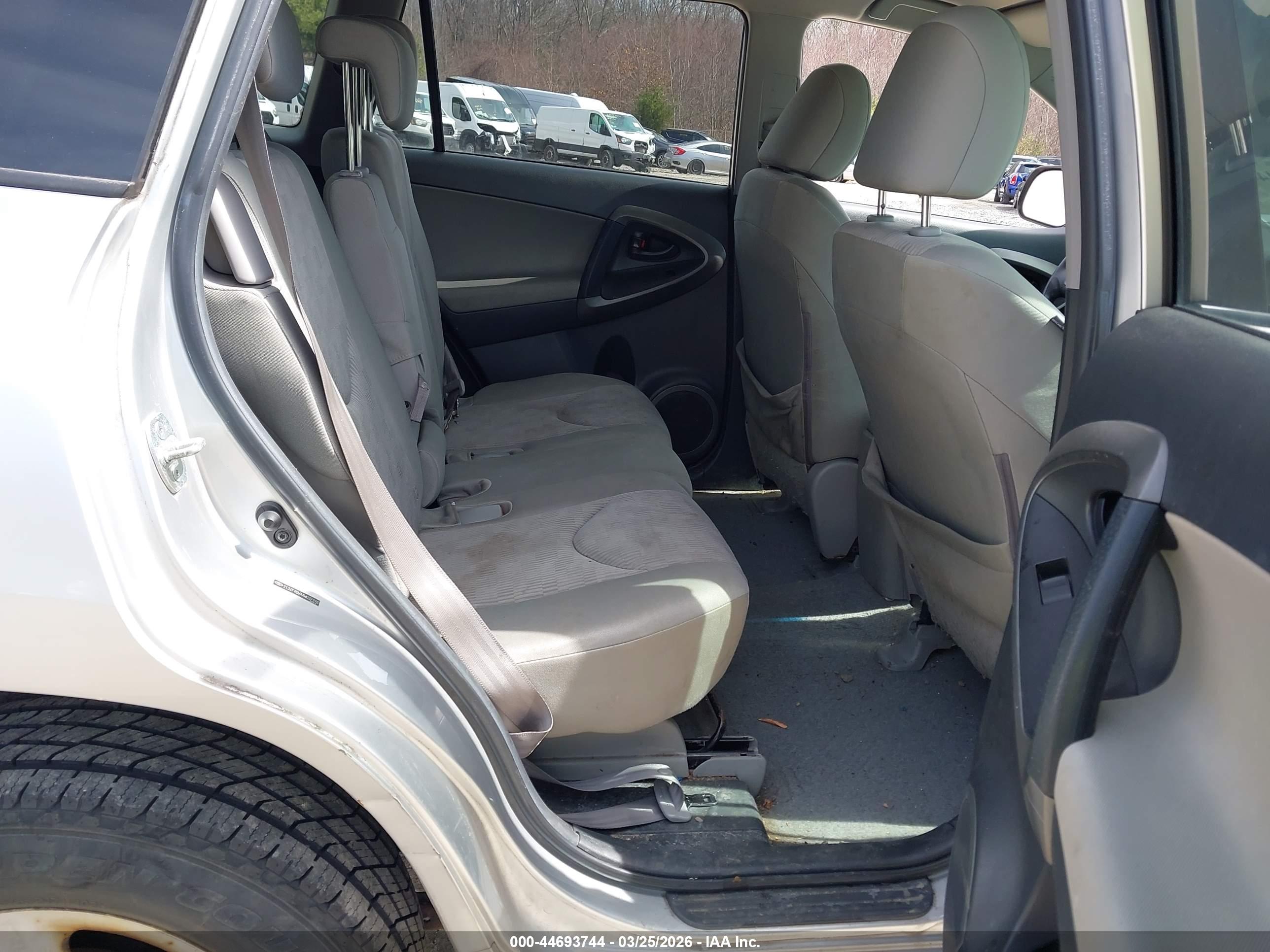TOYOTA RAV4 image 8