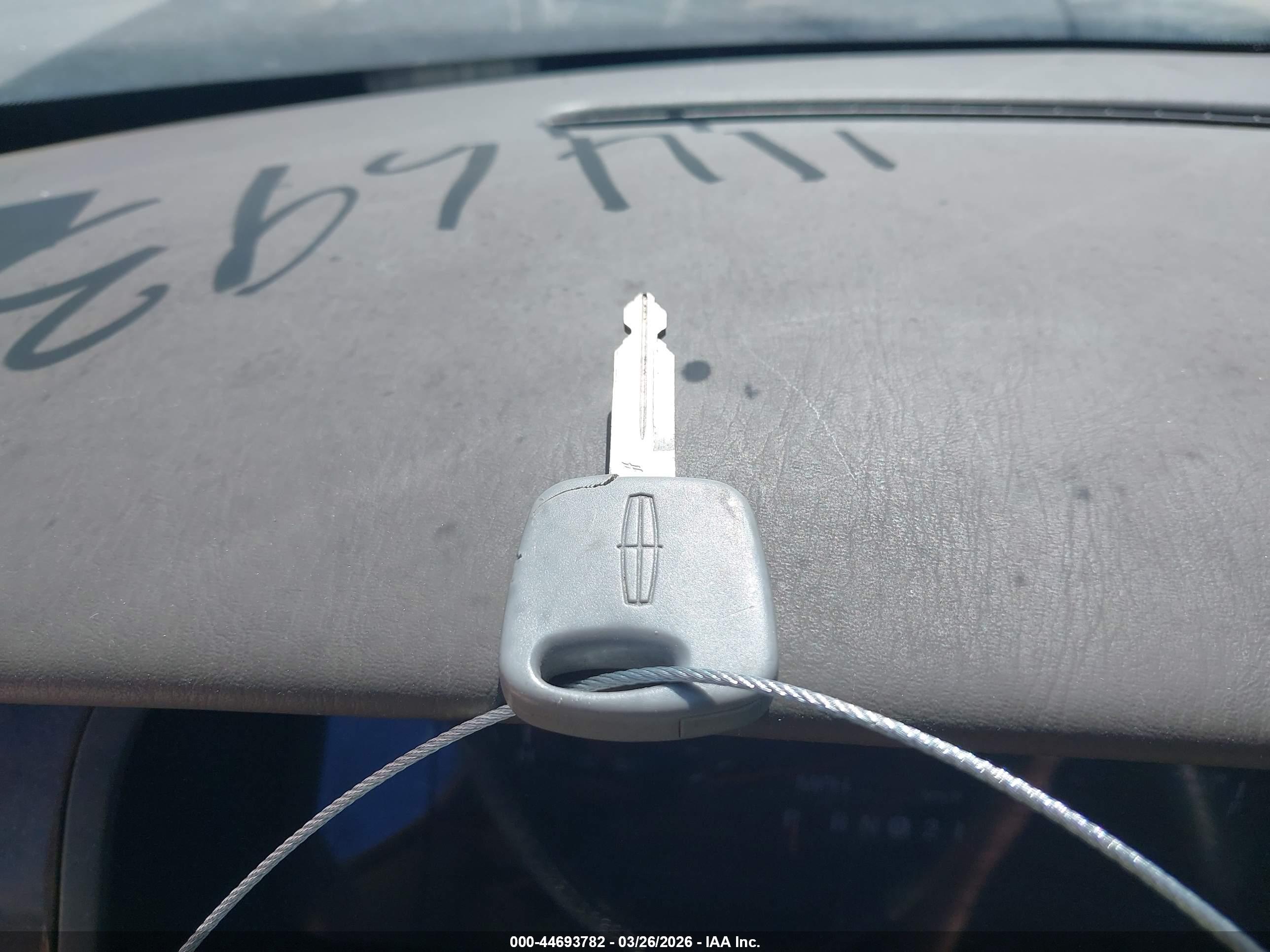 LINCOLN TOWN image 11