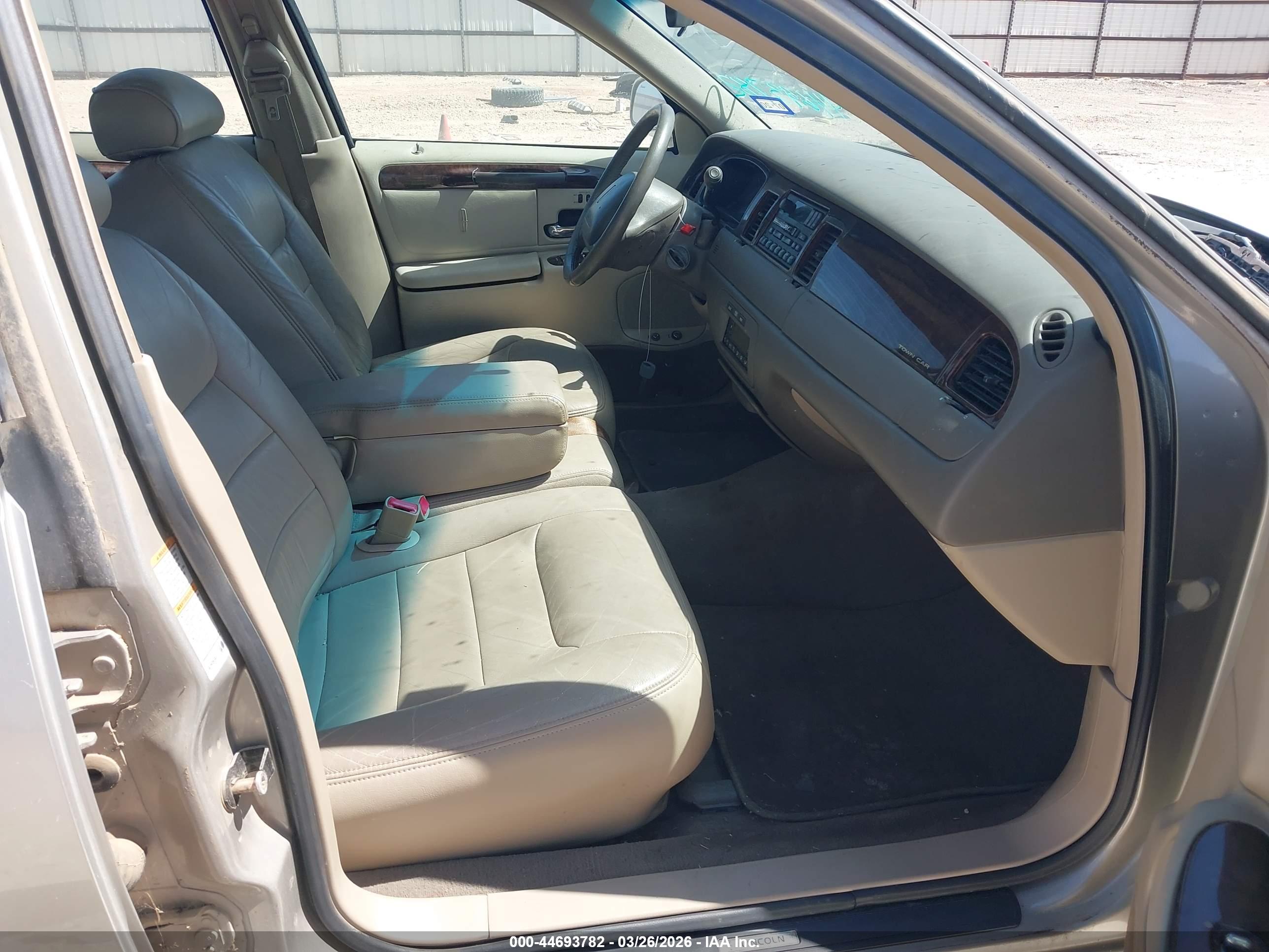 LINCOLN TOWN image 5