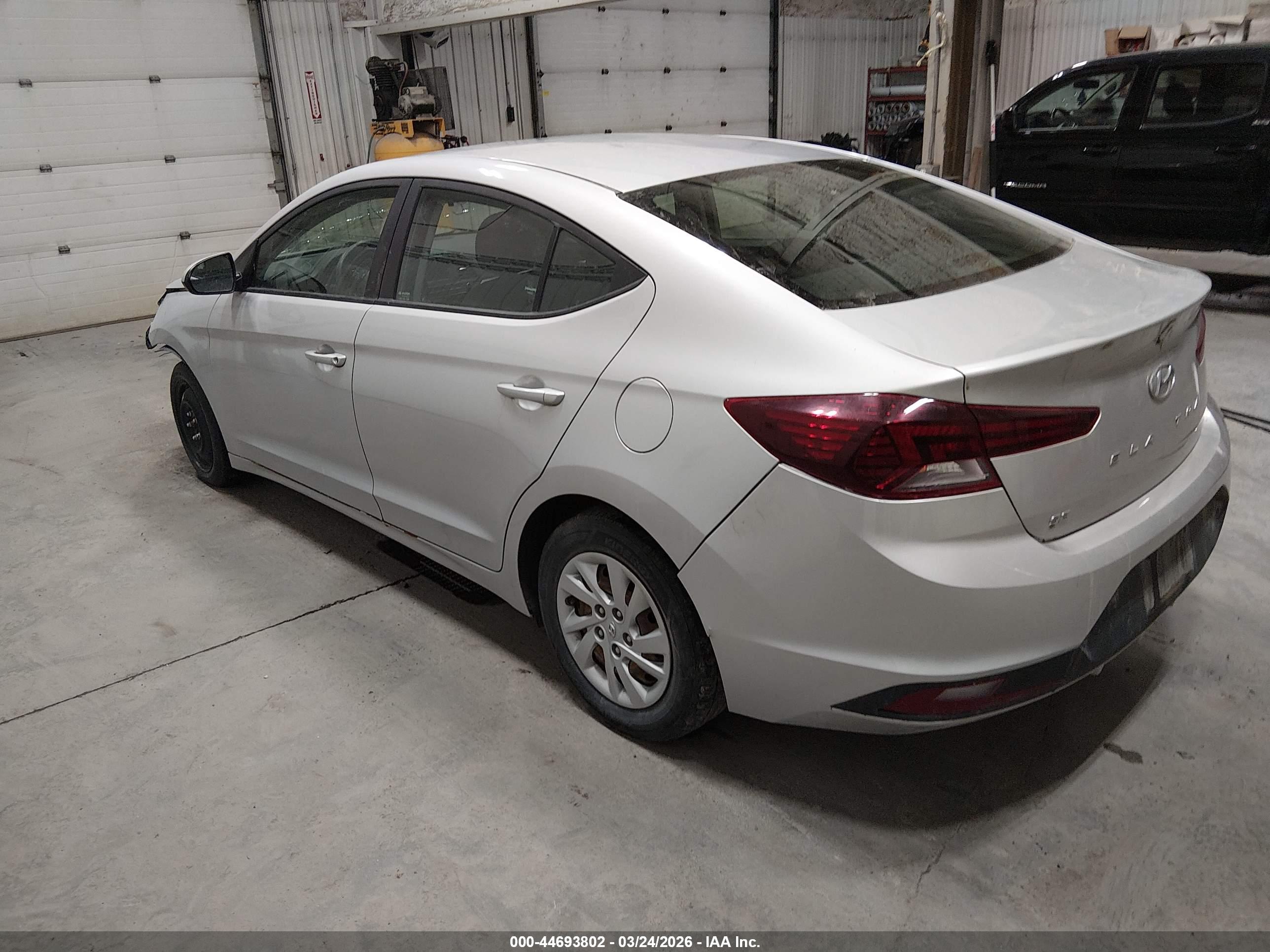 HYUNDAI ELANTRA image 3