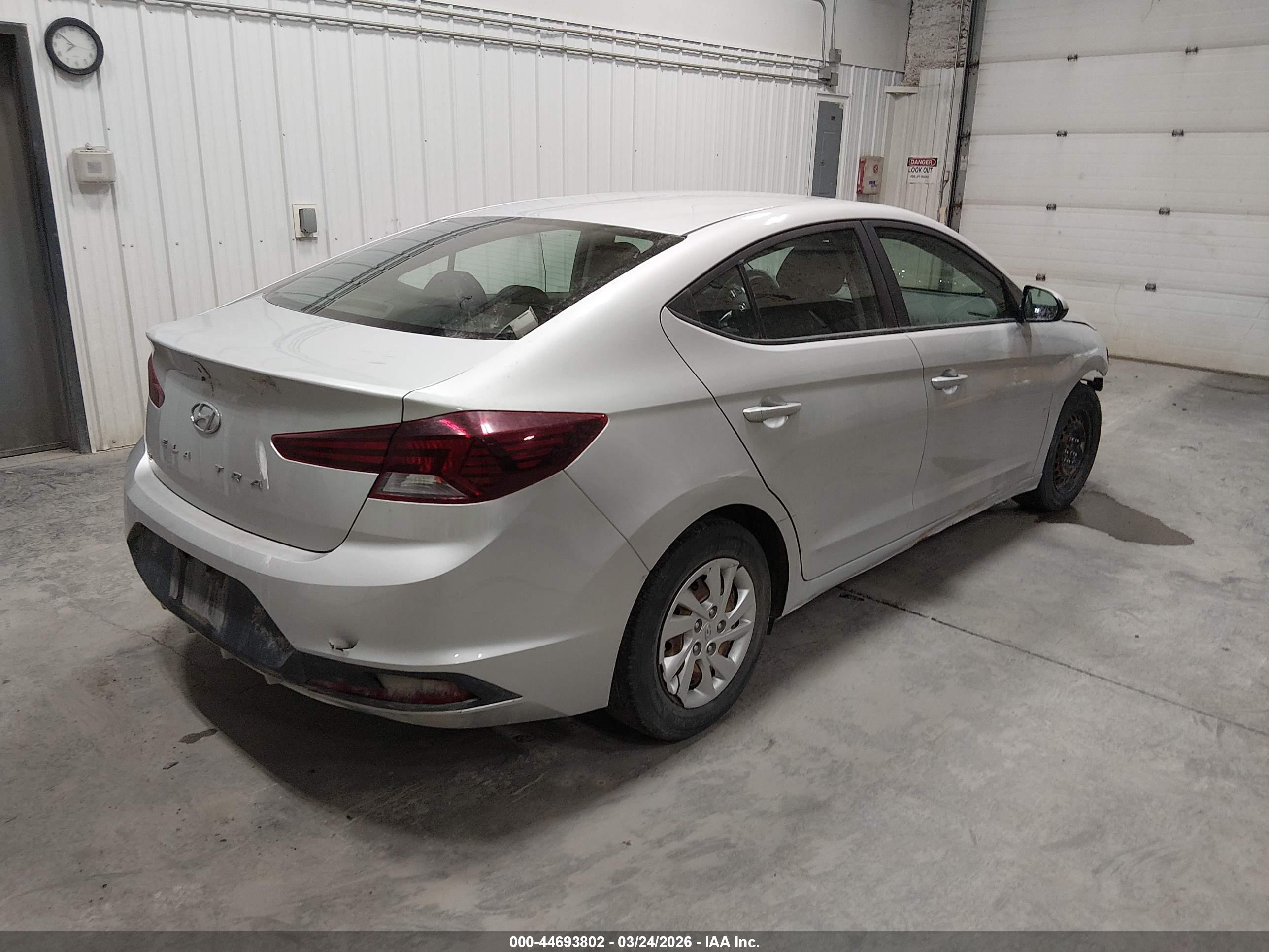 HYUNDAI ELANTRA image 4