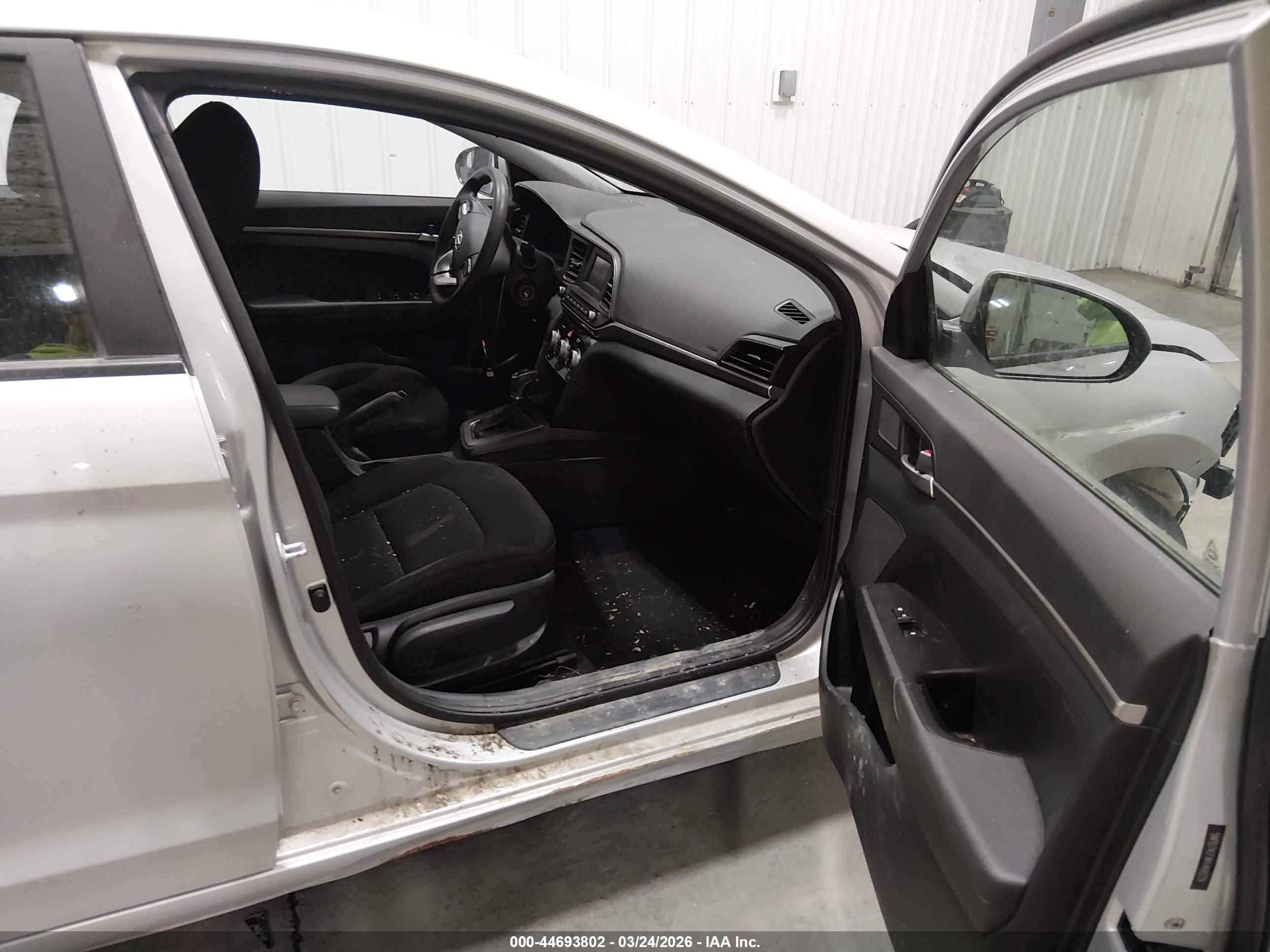 HYUNDAI ELANTRA image 5