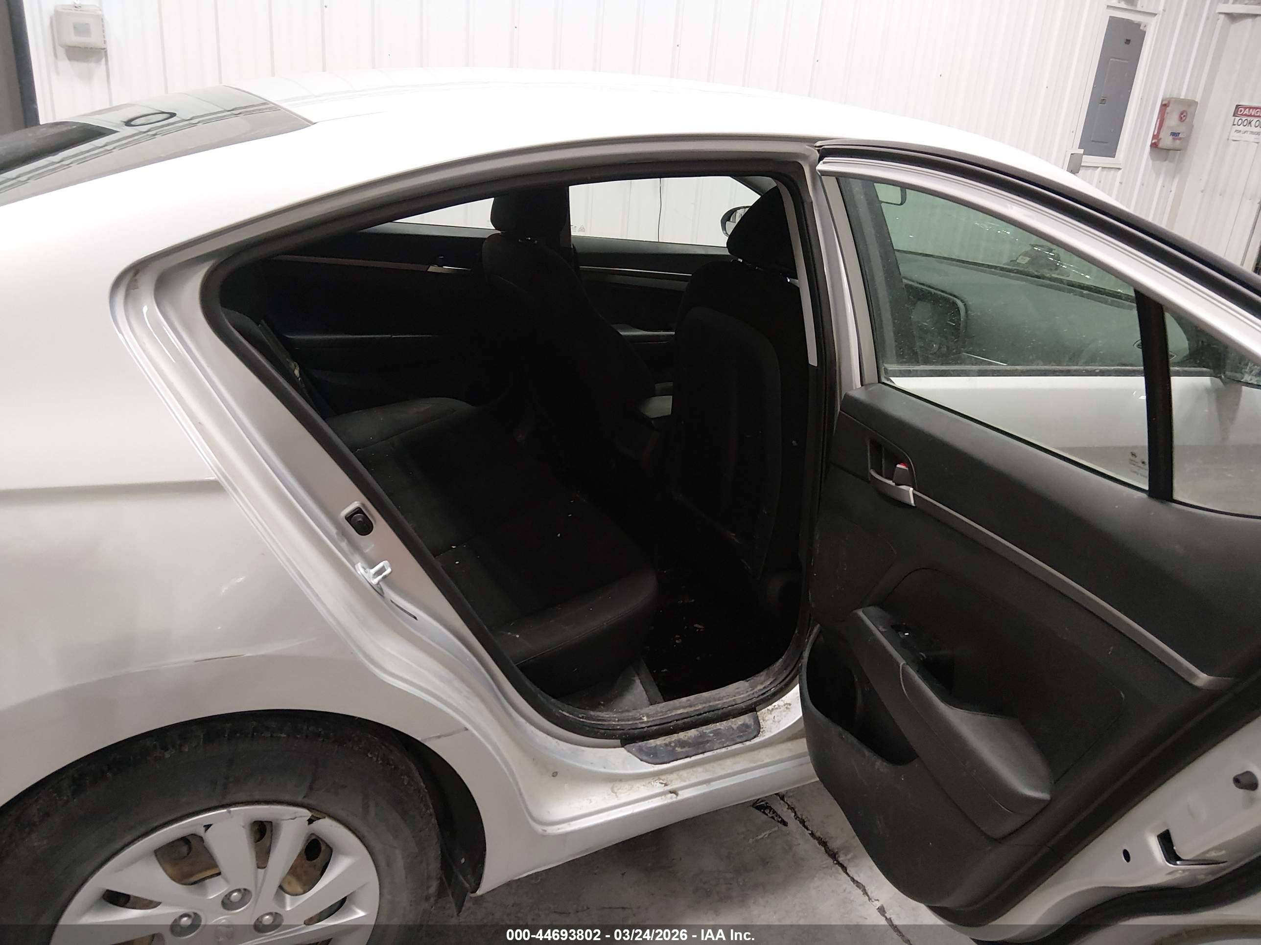 HYUNDAI ELANTRA image 8
