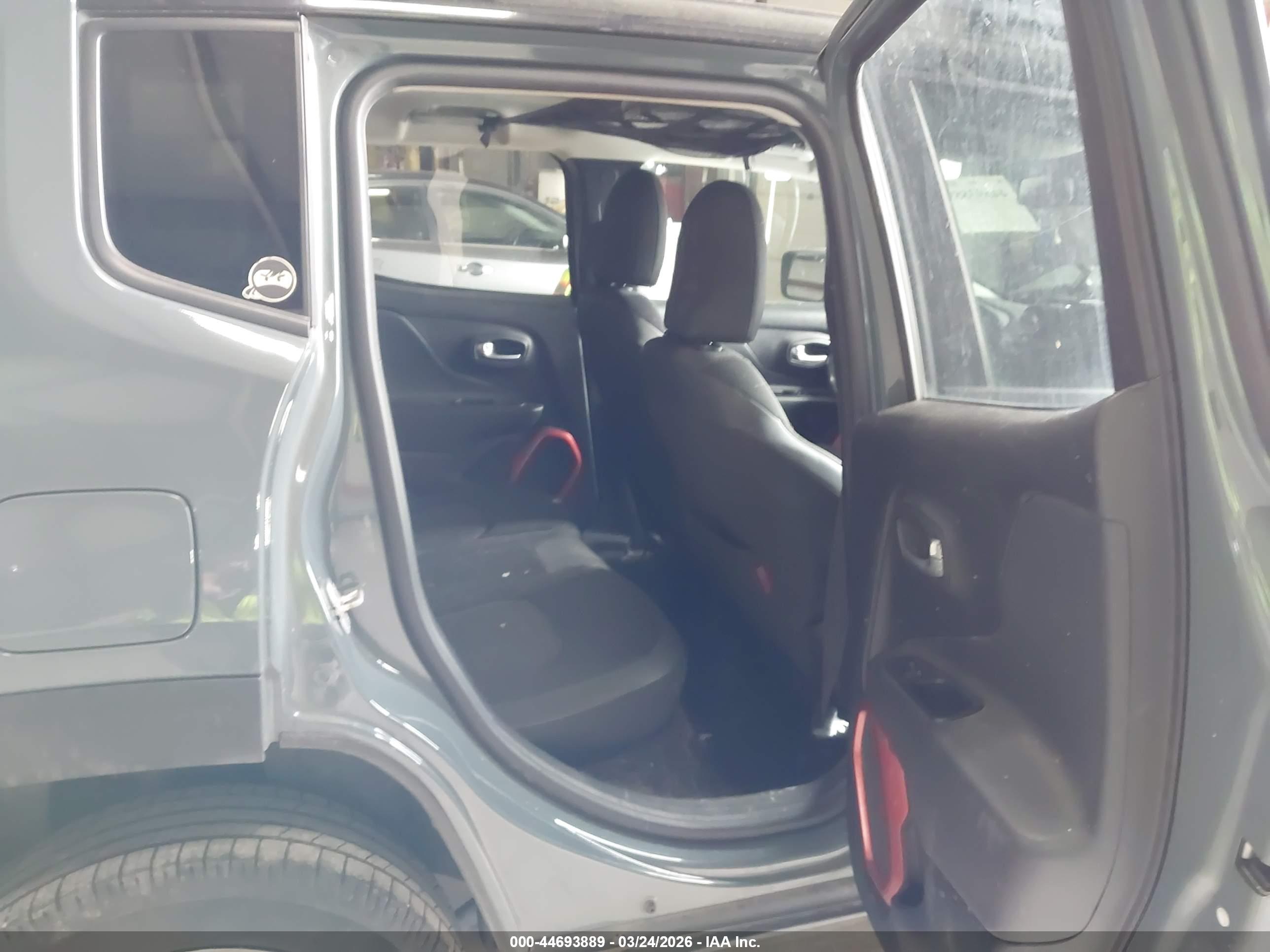 JEEP RENEGADE image 8