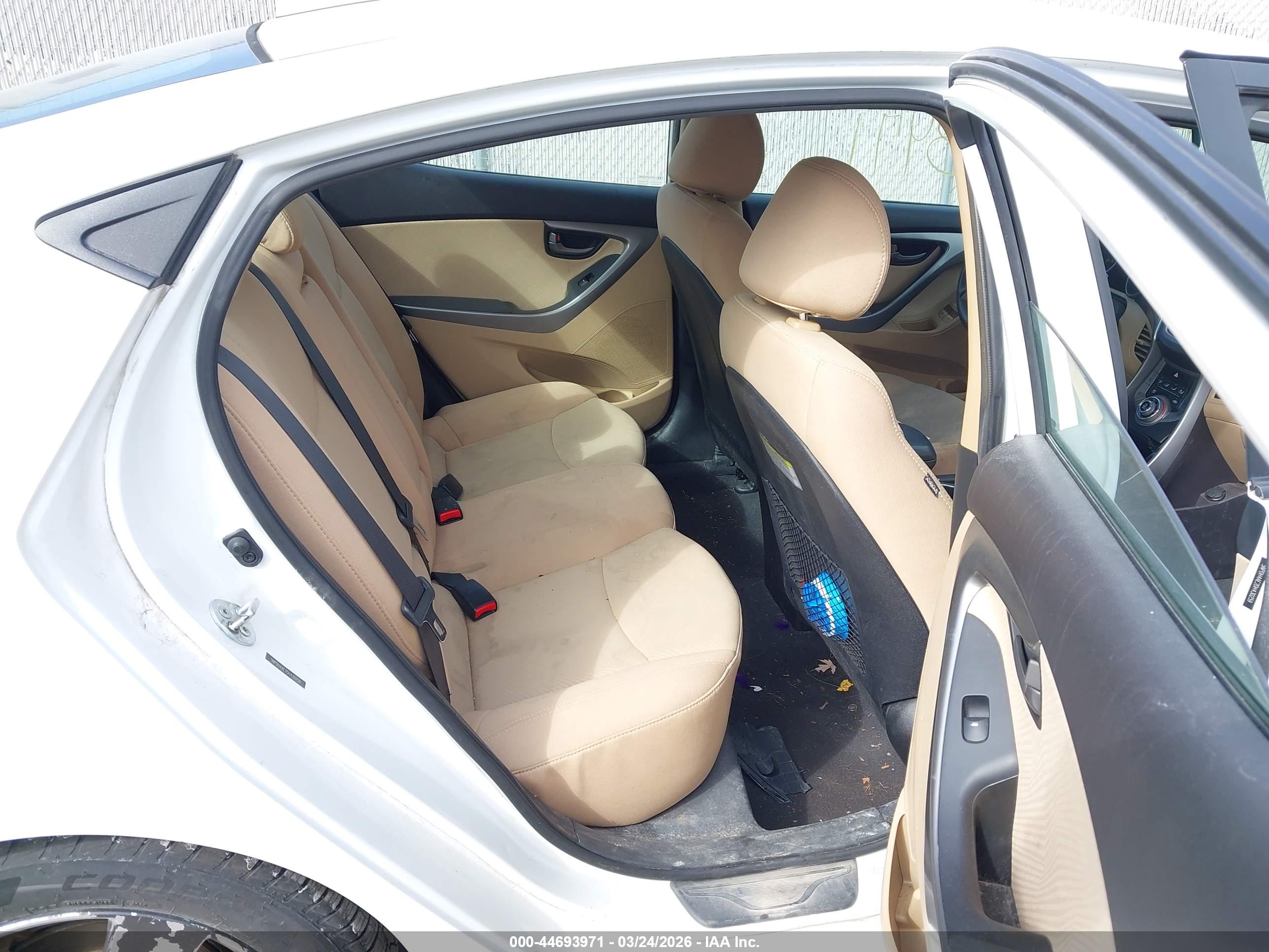 HYUNDAI ELANTRA image 8