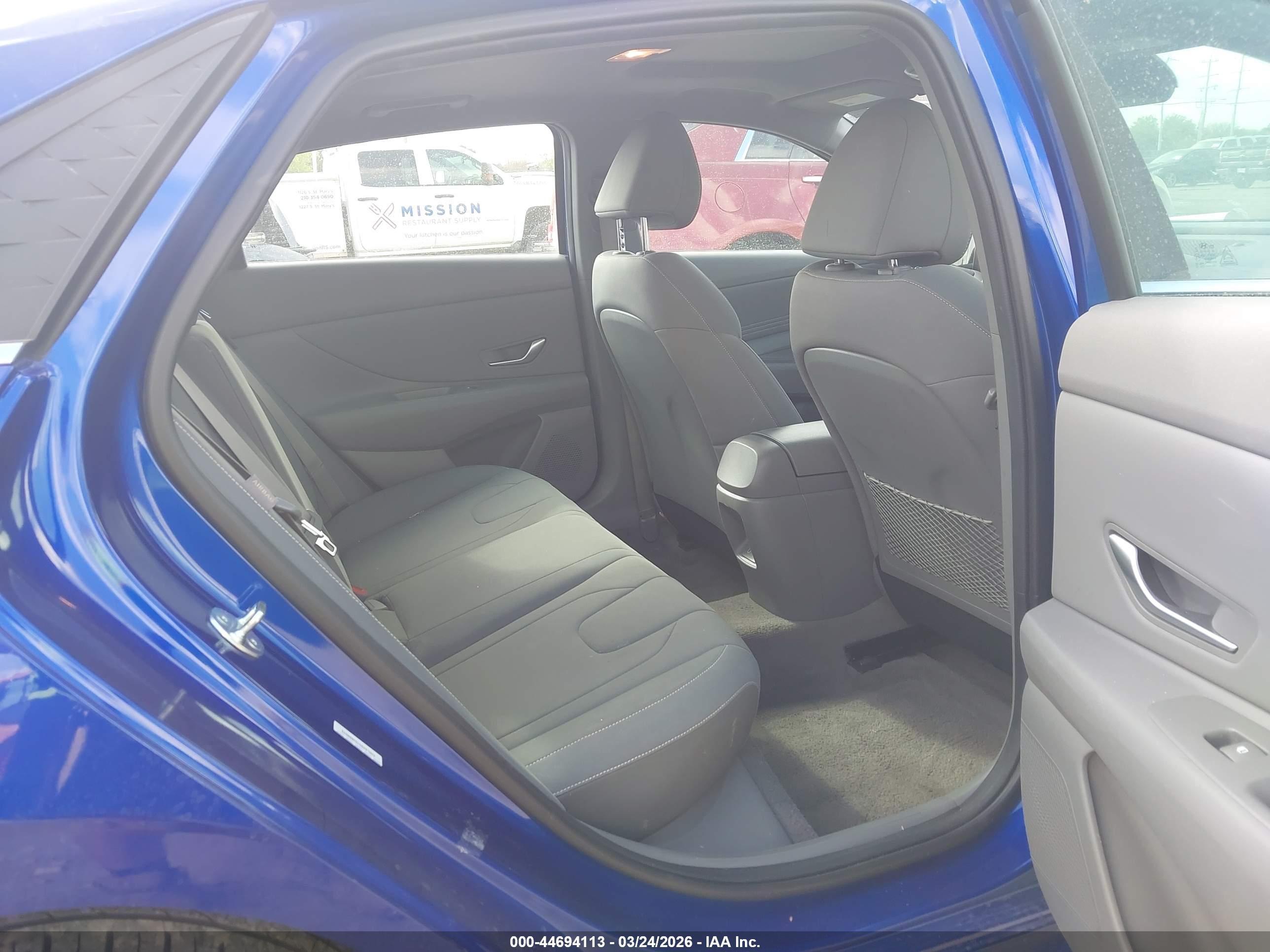 HYUNDAI ELANTRA image 8