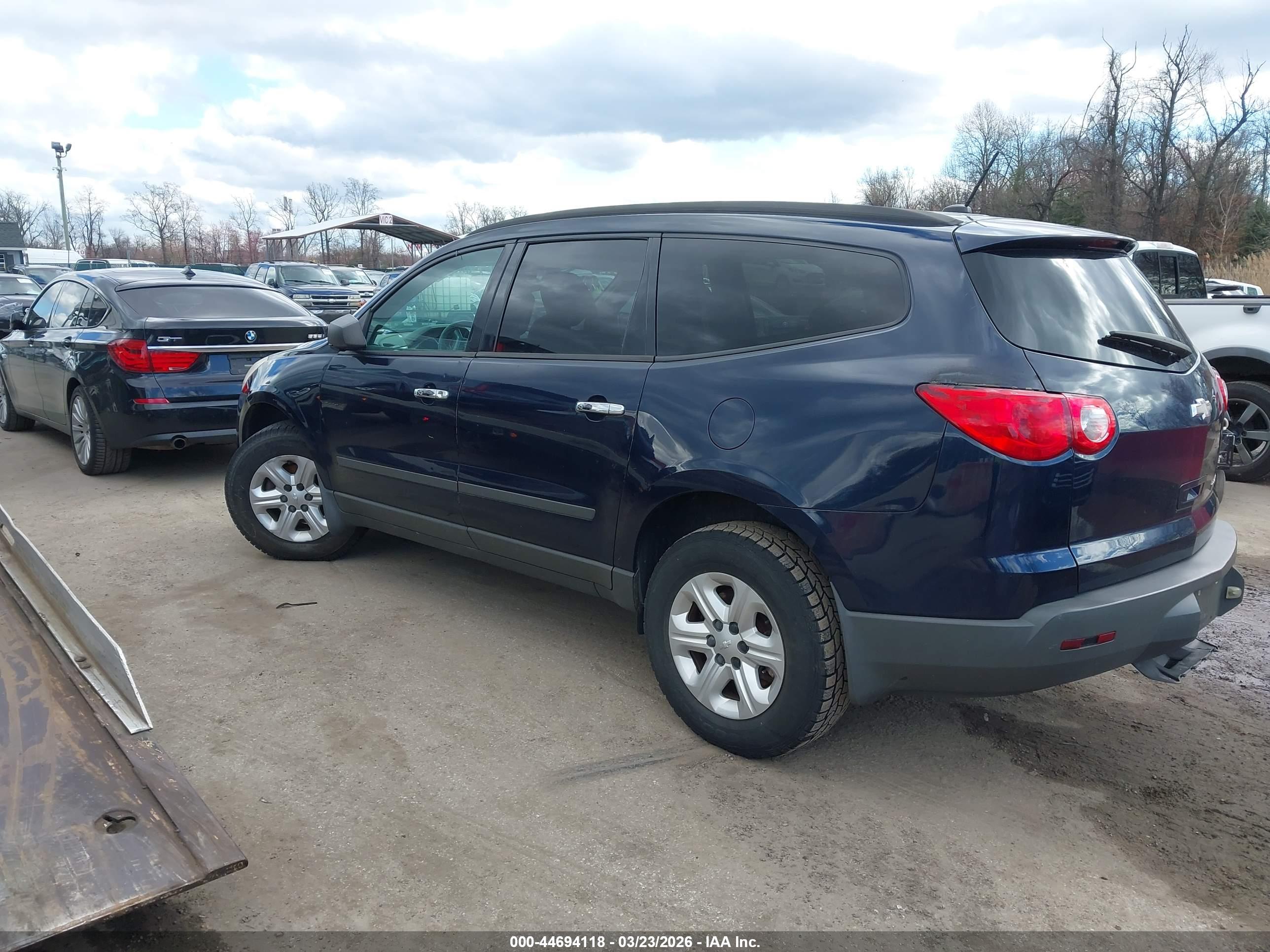 CHEVROLET TRAVERSE image 3