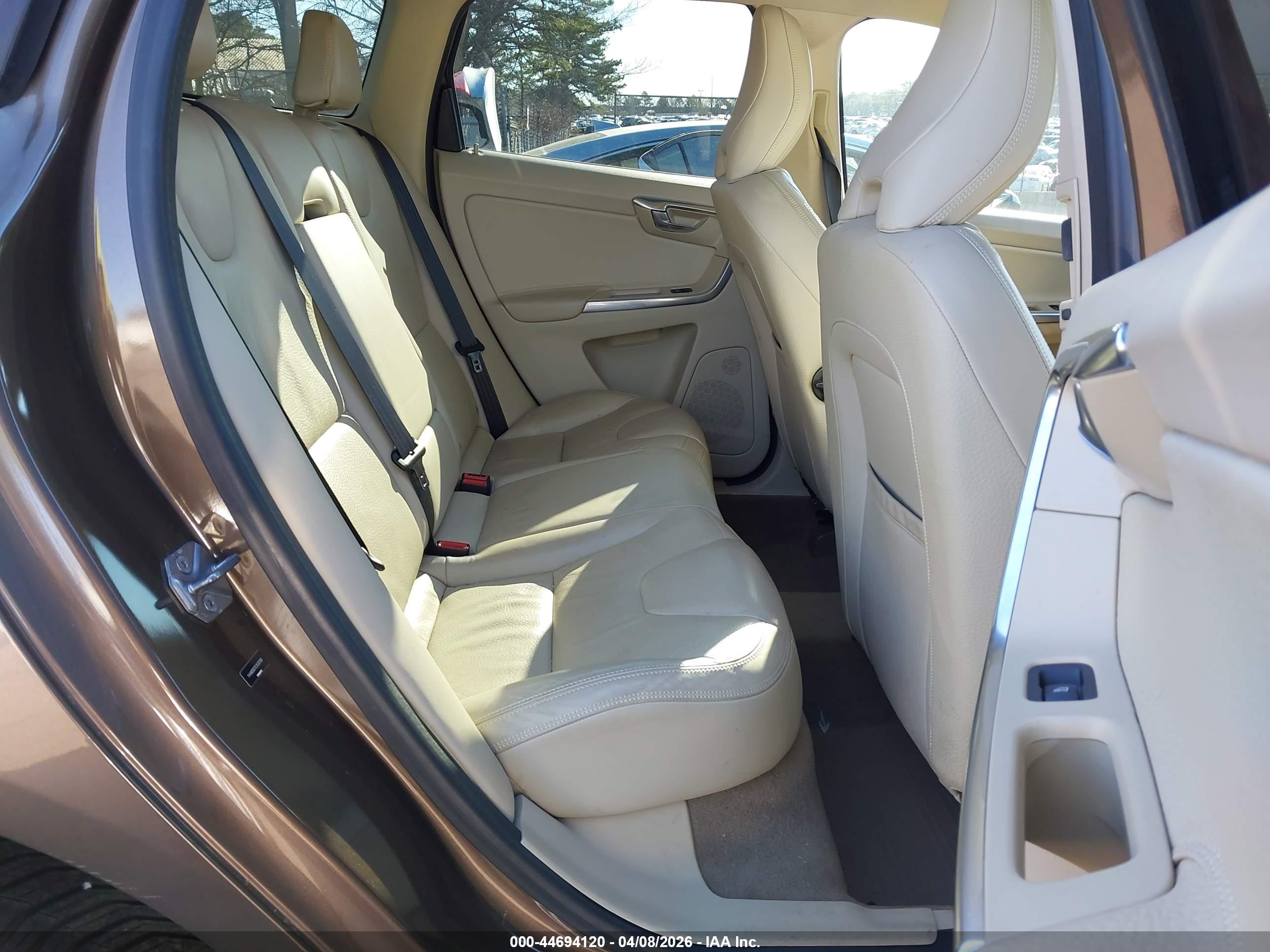 VOLVO XC60 image 8