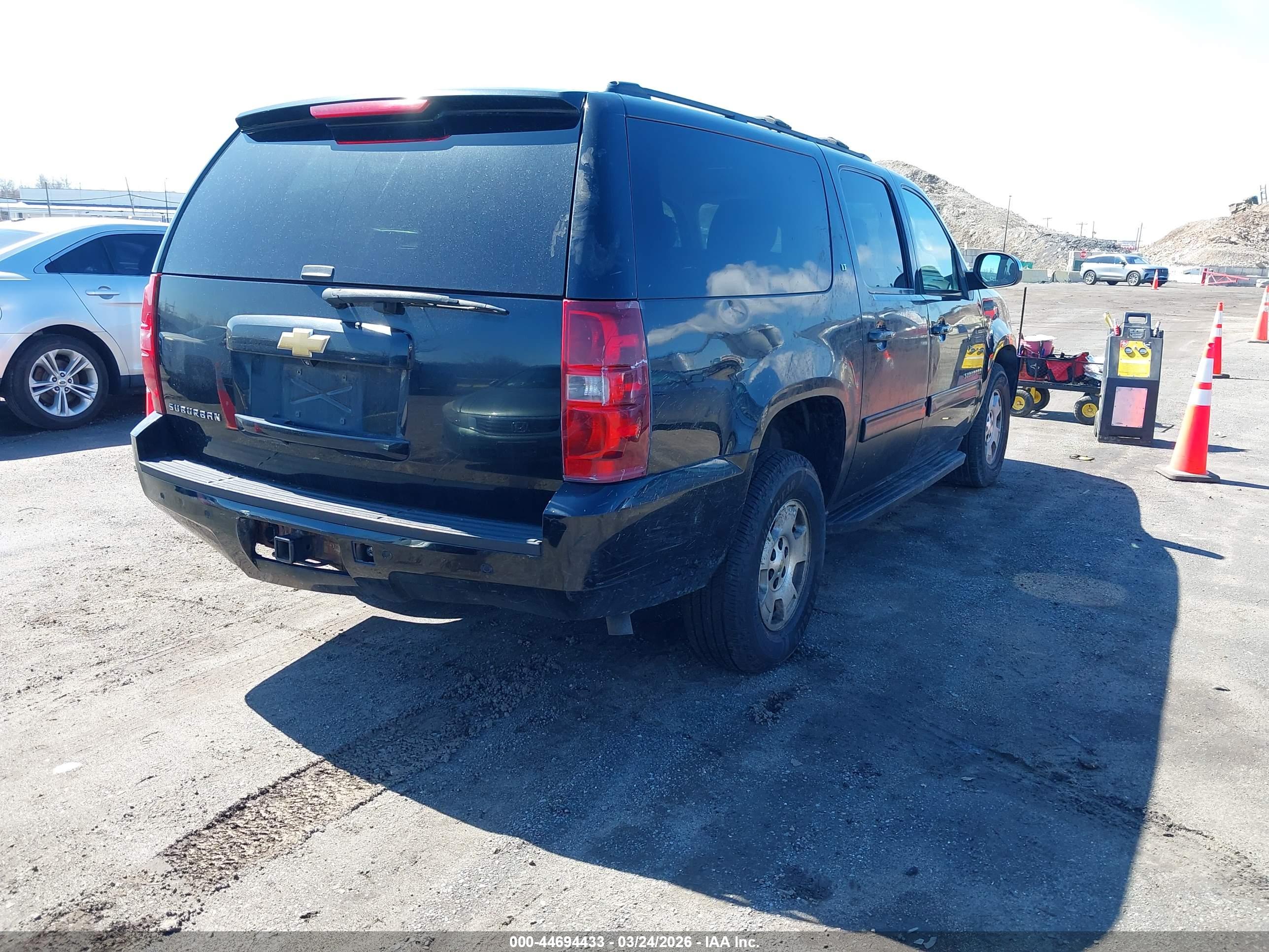 CHEVROLET SUBURBAN image 4