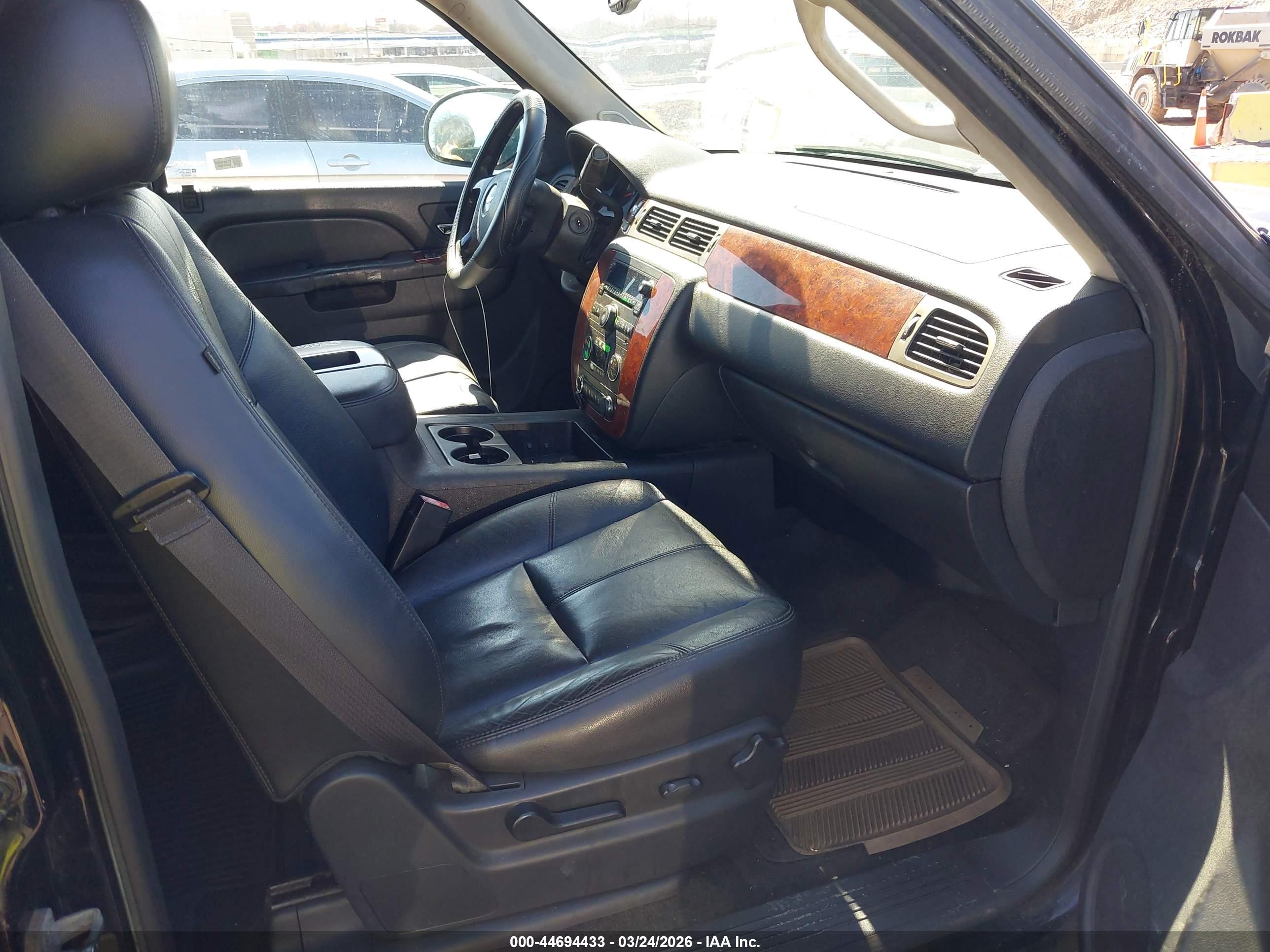 CHEVROLET SUBURBAN image 5