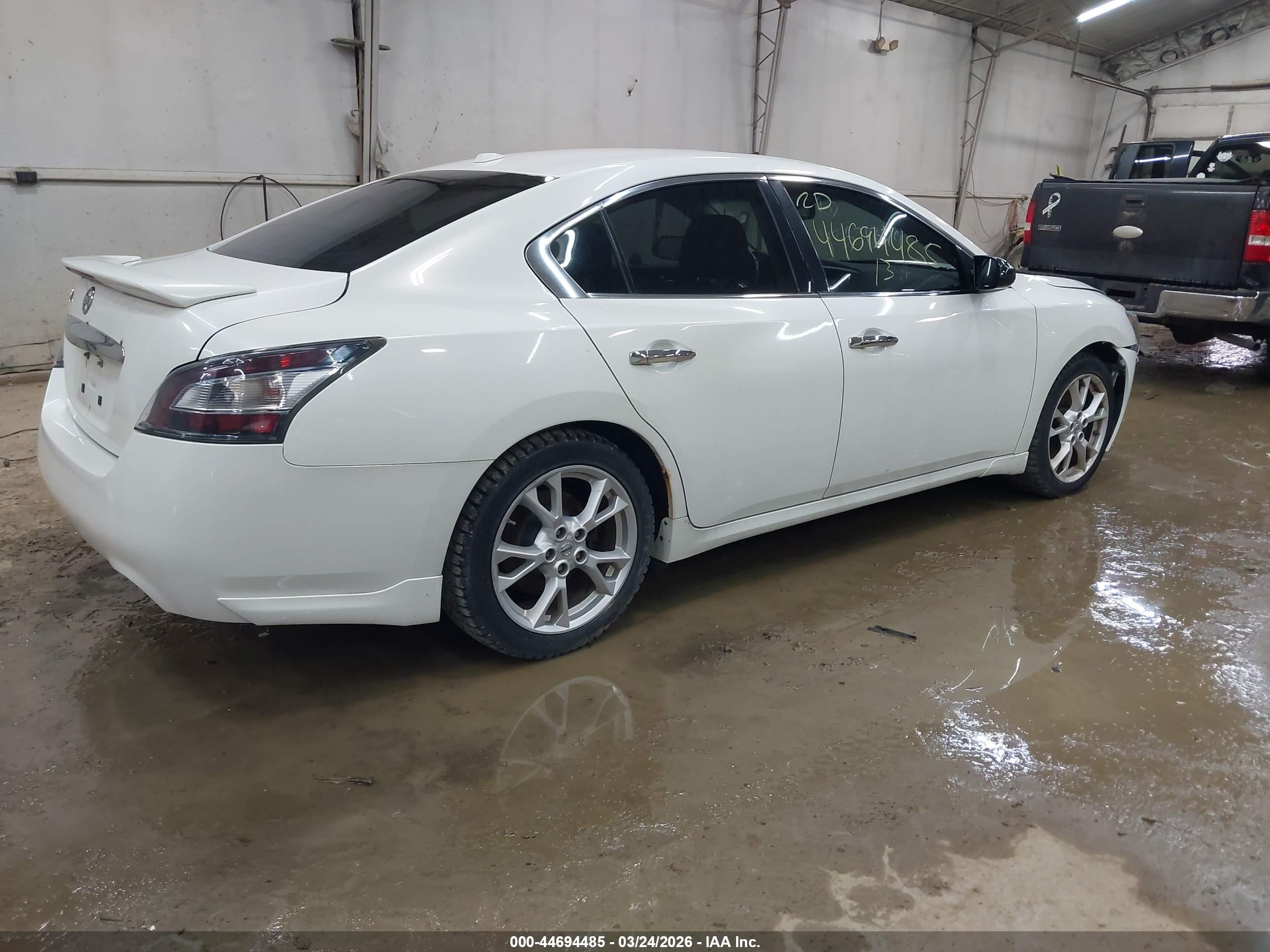 NISSAN MAXIMA image 4