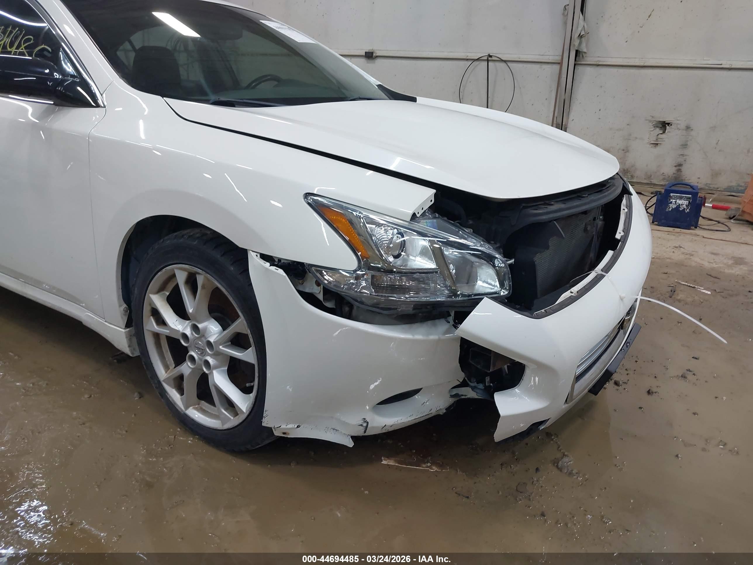 NISSAN MAXIMA image 6