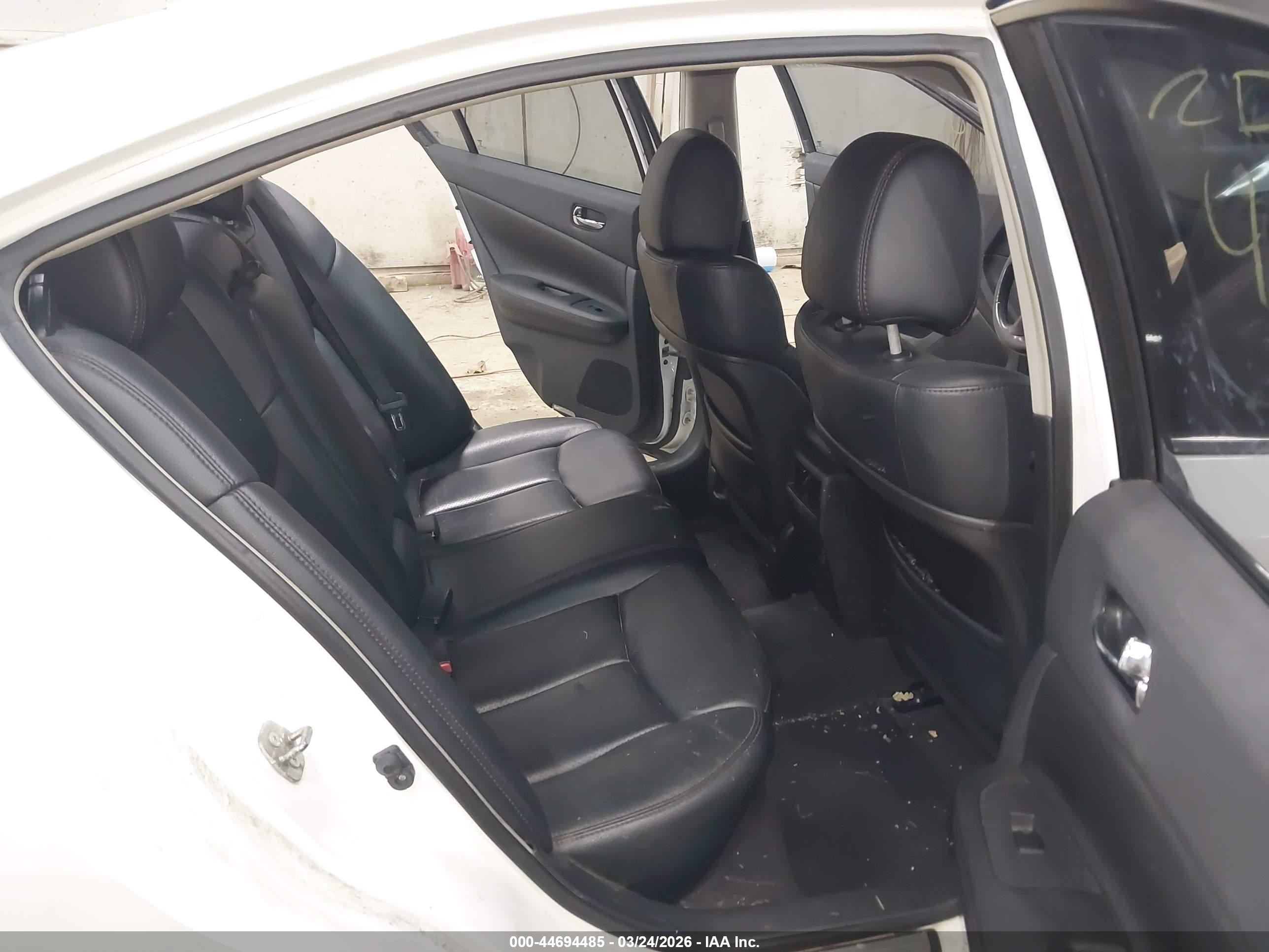 NISSAN MAXIMA image 8