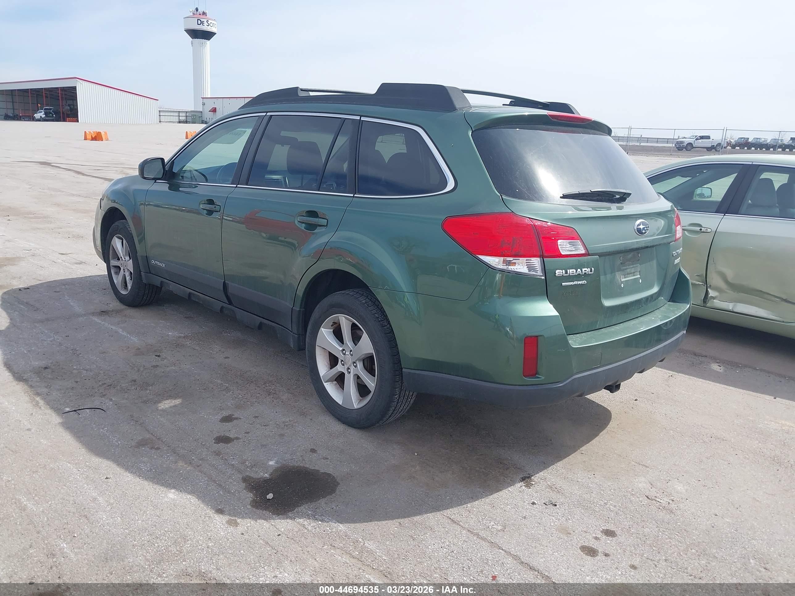 SUBARU OUTBACK image 3