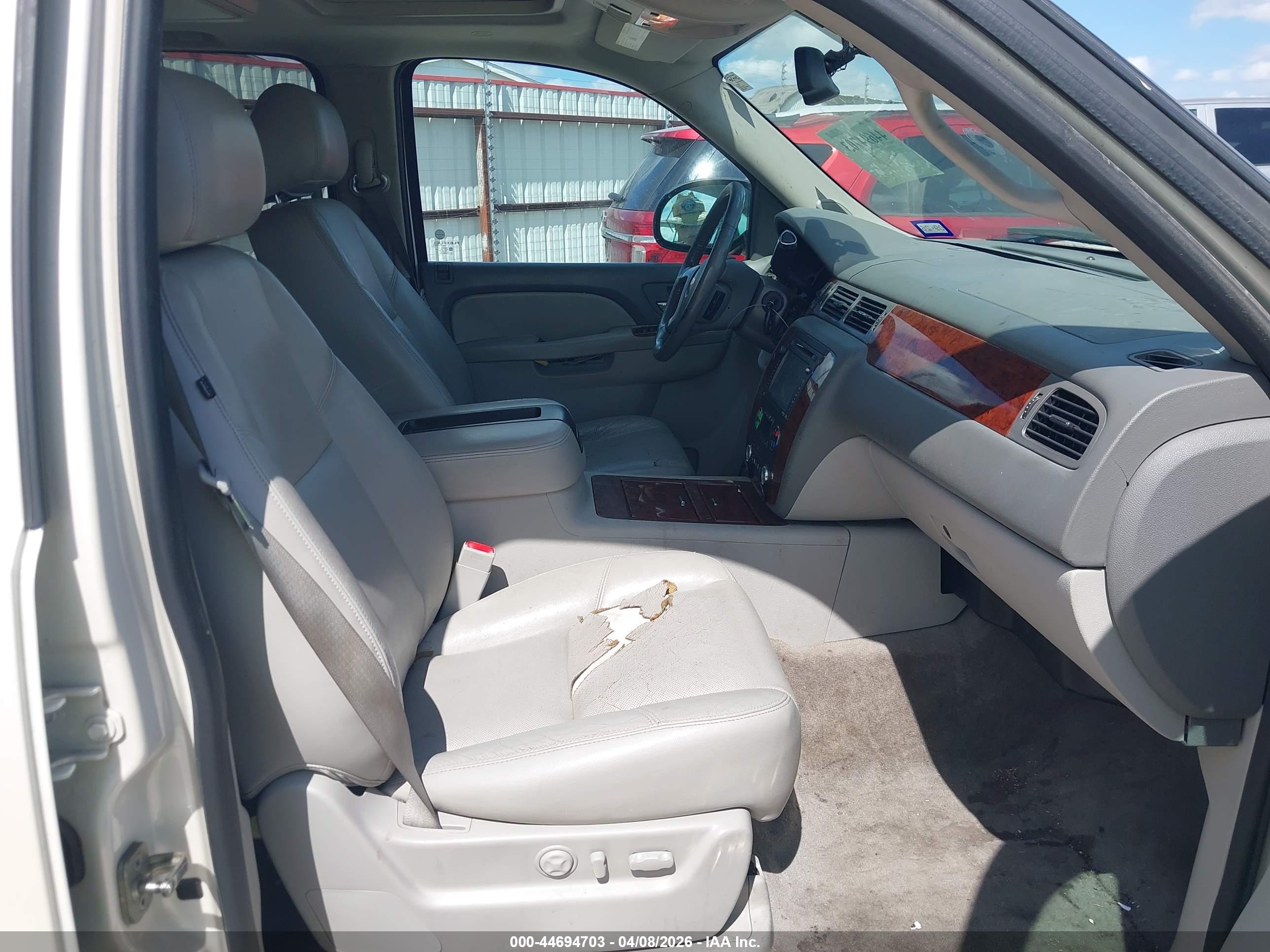 CHEVROLET SUBURBAN image 5