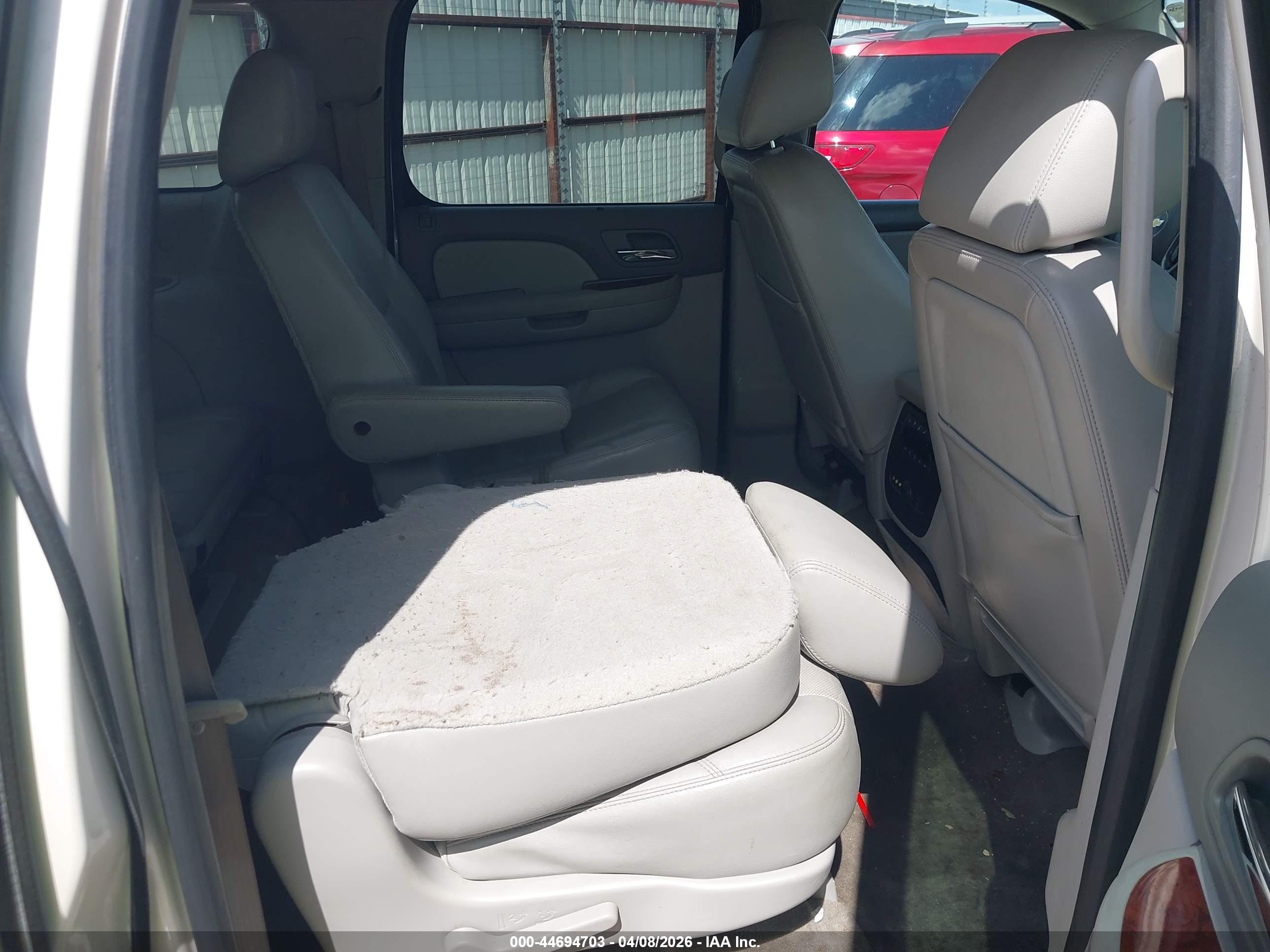 CHEVROLET SUBURBAN image 8