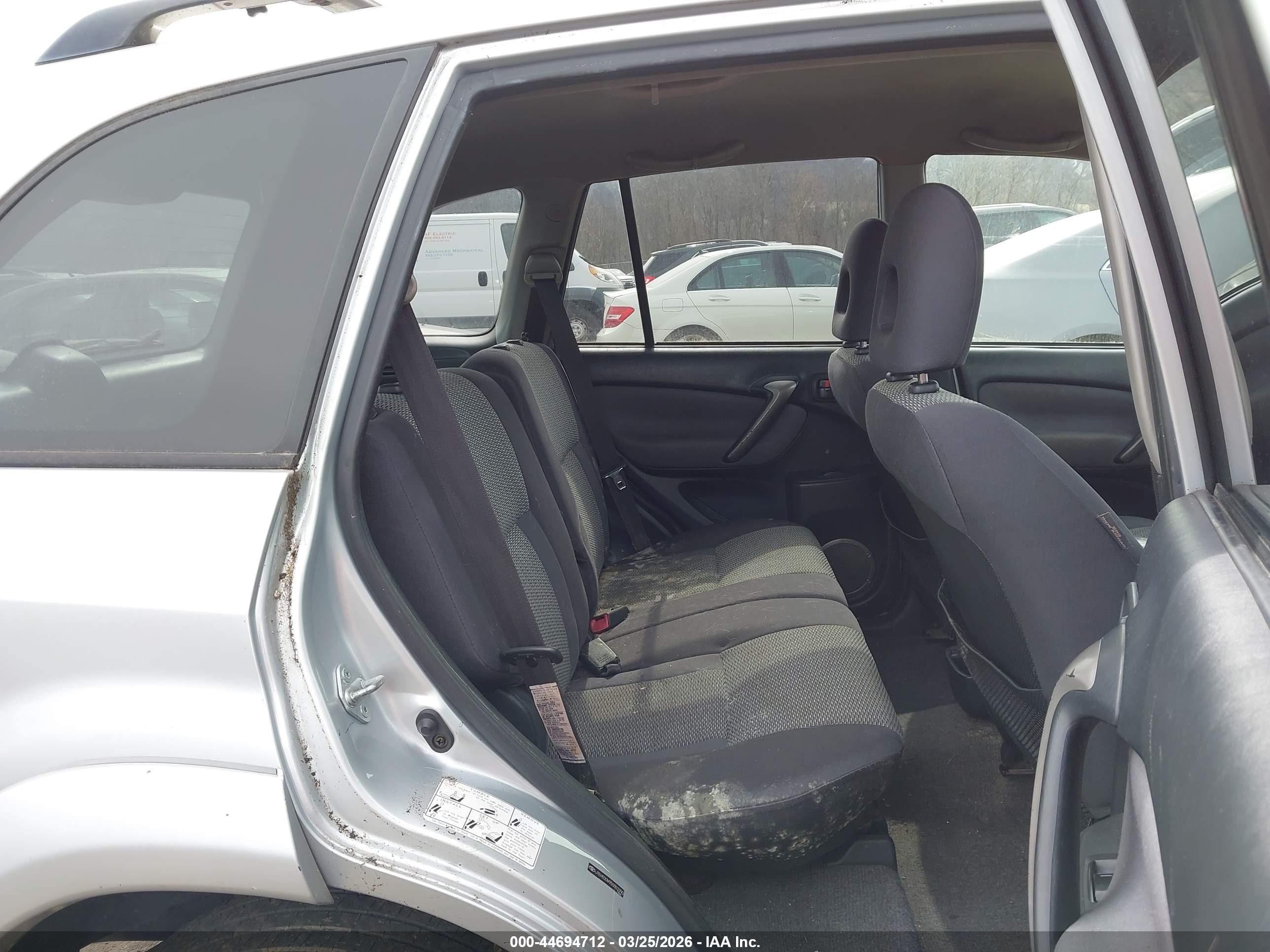 TOYOTA RAV4 image 8