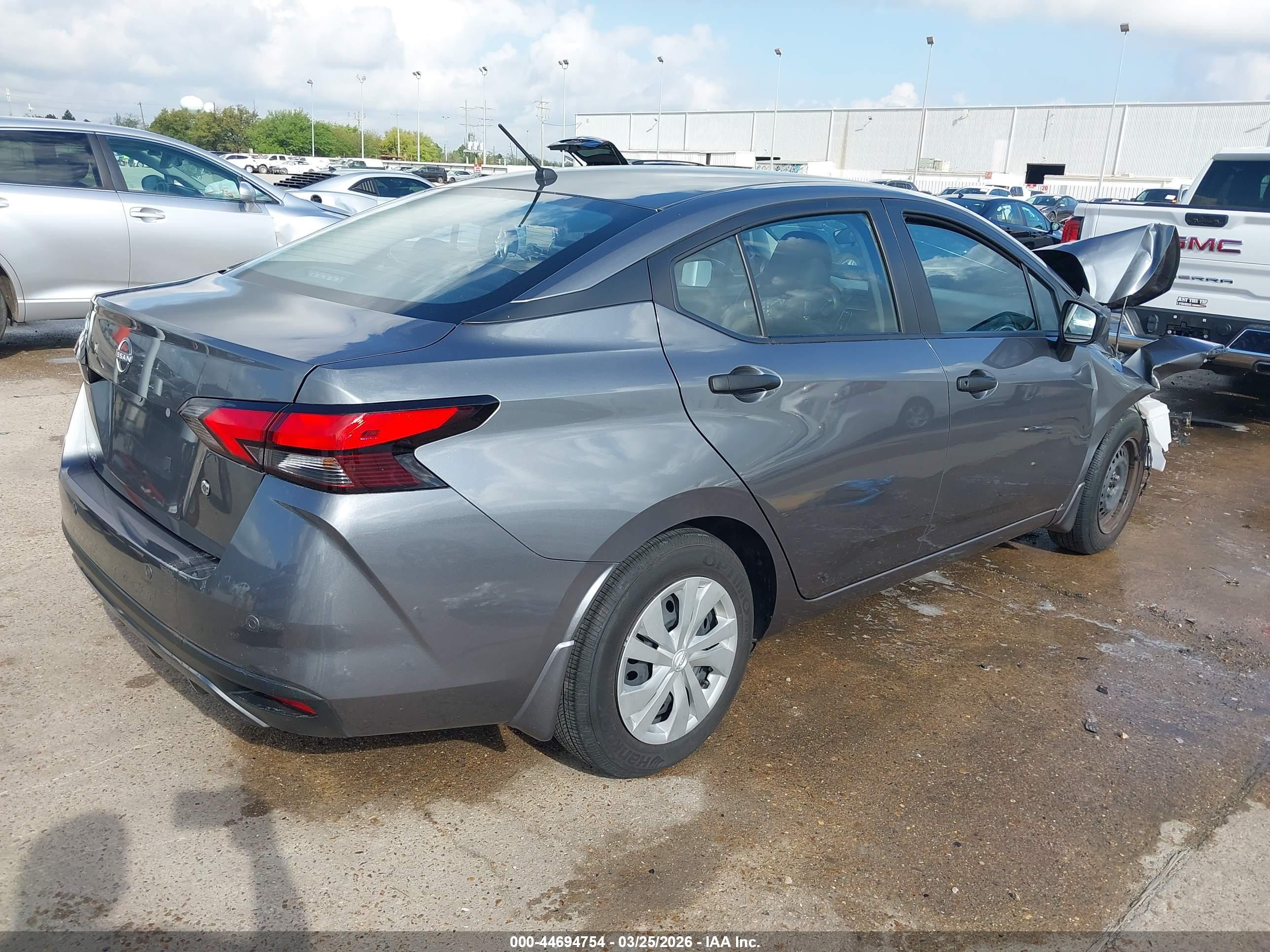 NISSAN VERSA image 4