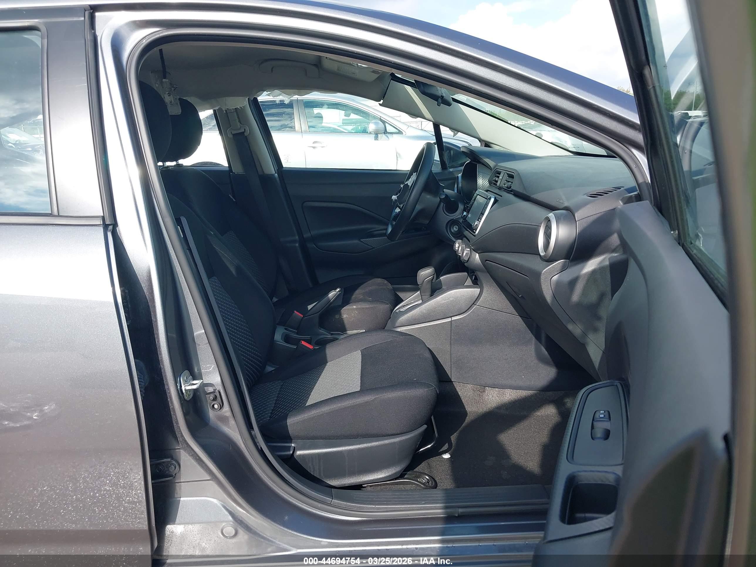 NISSAN VERSA image 5