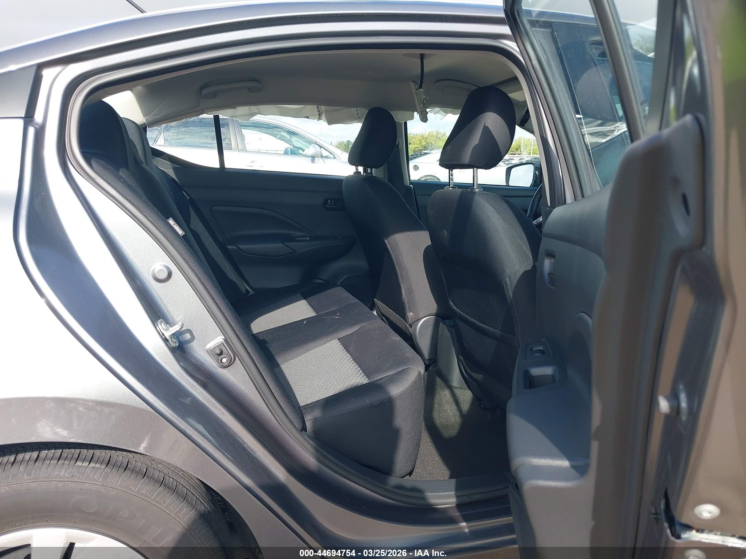 NISSAN VERSA image 8