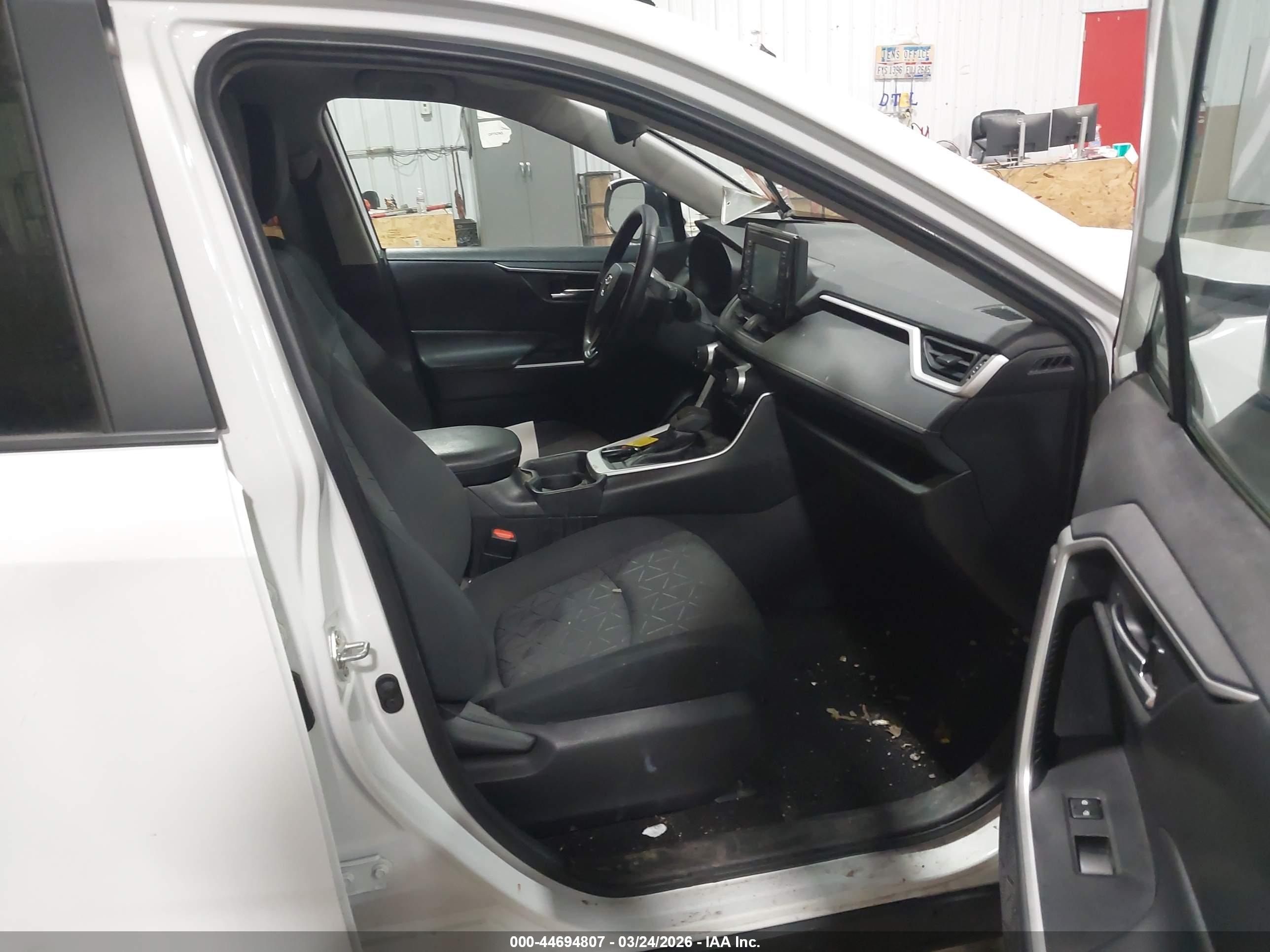 TOYOTA RAV4 image 5