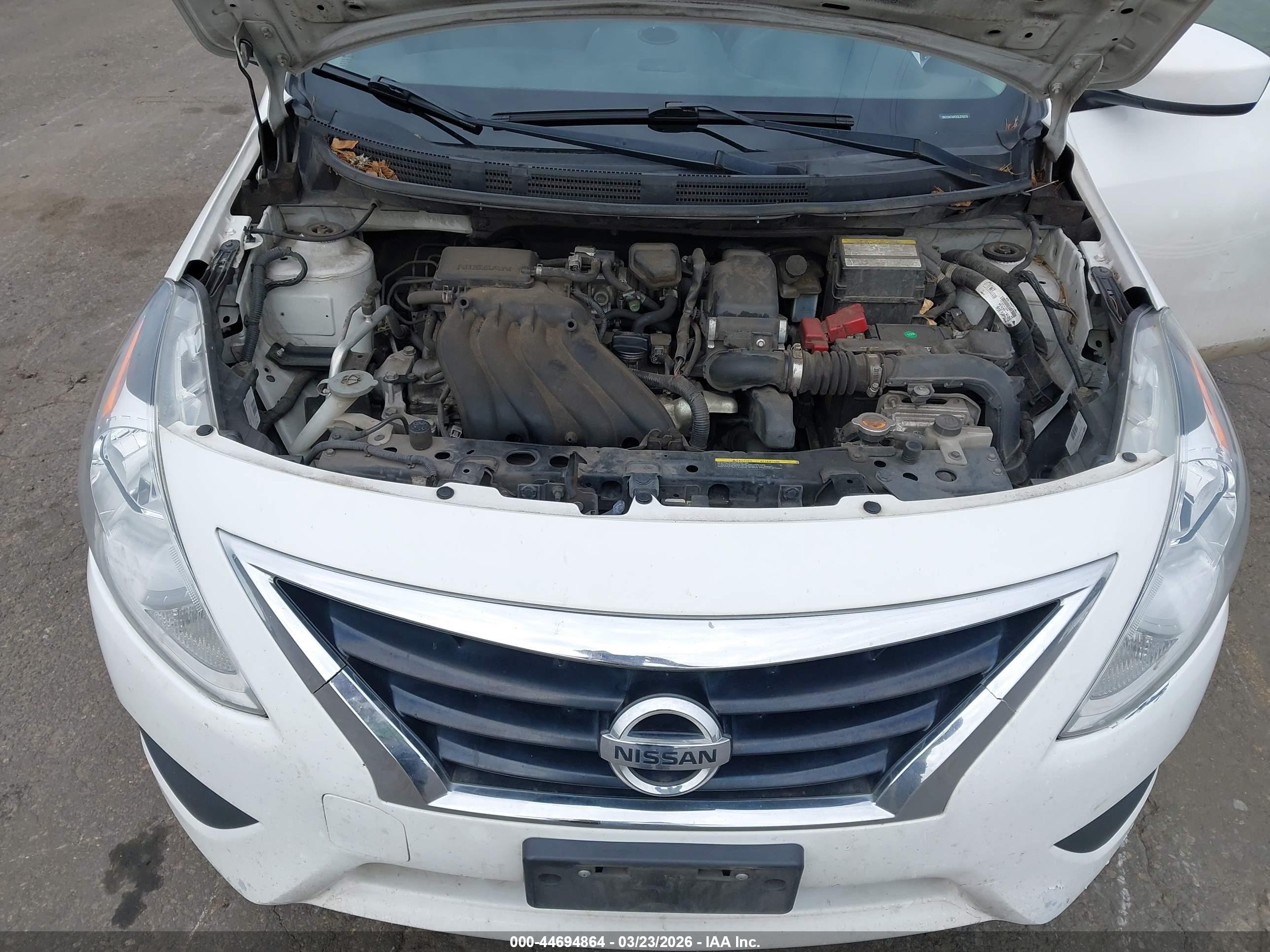NISSAN VERSA image 10