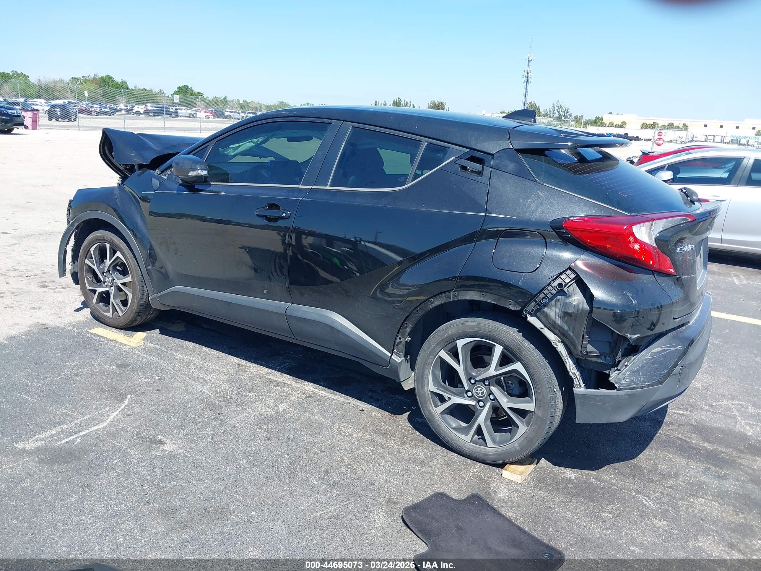 TOYOTA C-HR image 3