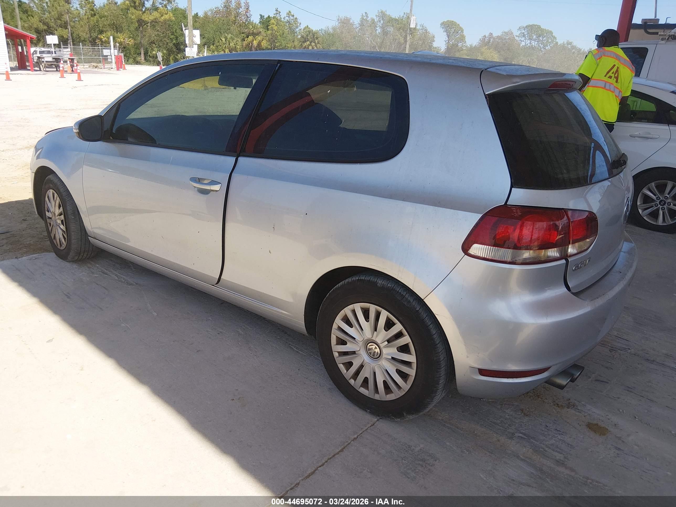 VOLKSWAGEN GOLF image 3