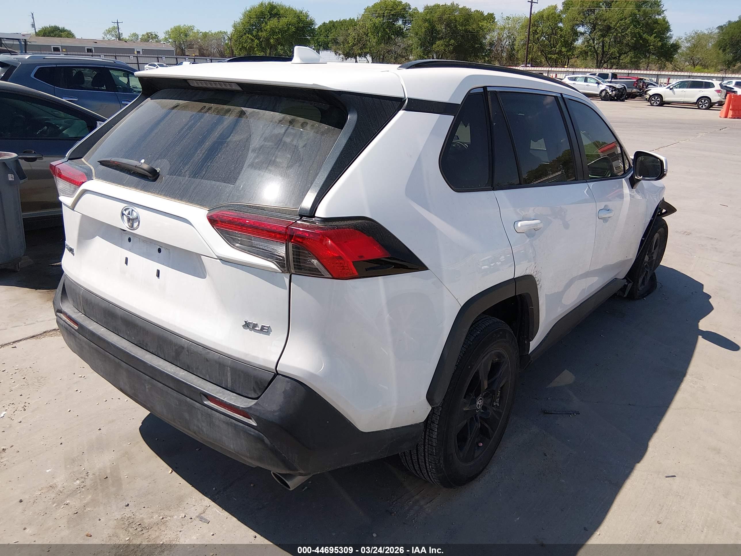 TOYOTA RAV4 image 4
