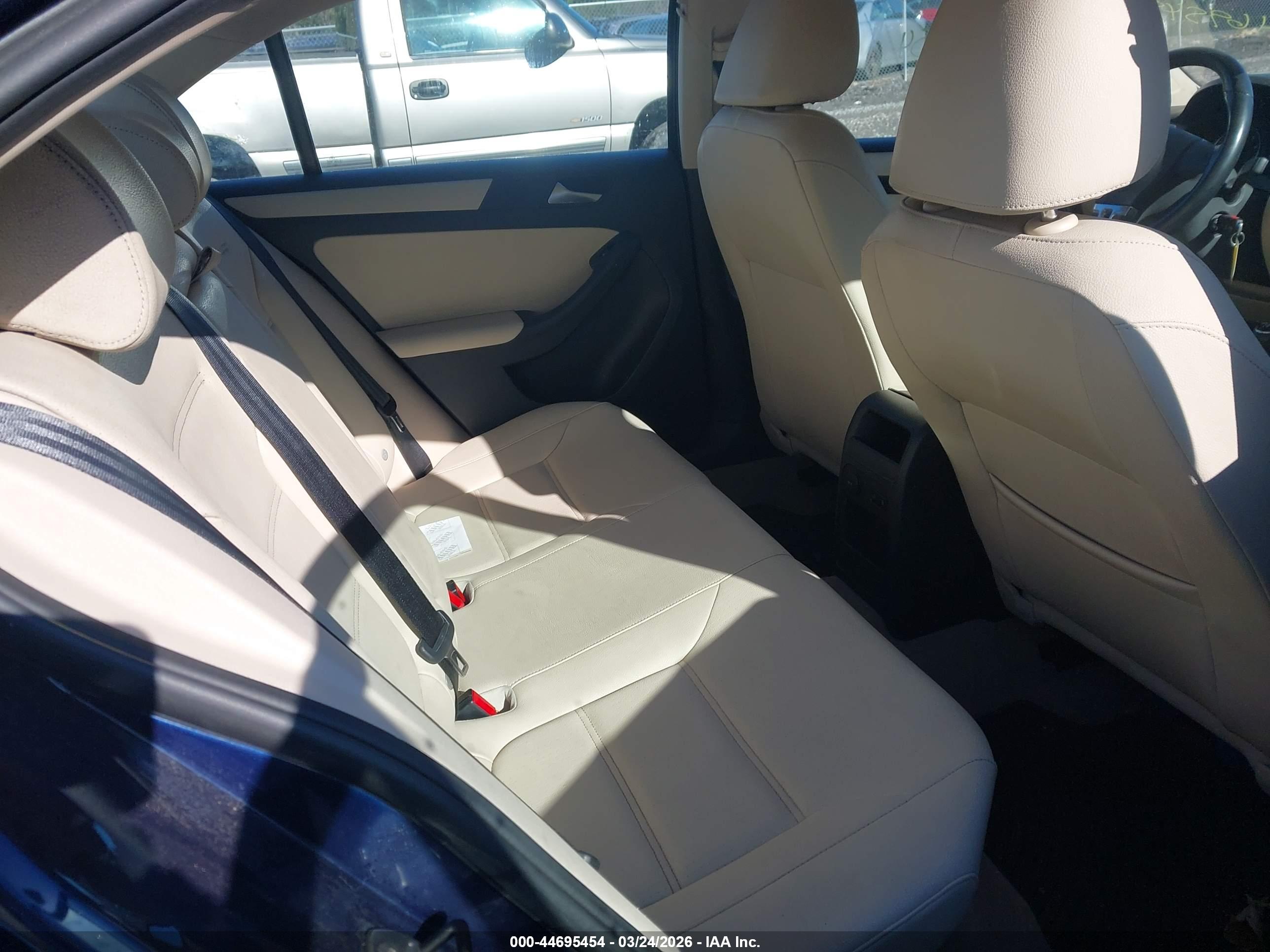 VOLKSWAGEN JETTA image 8