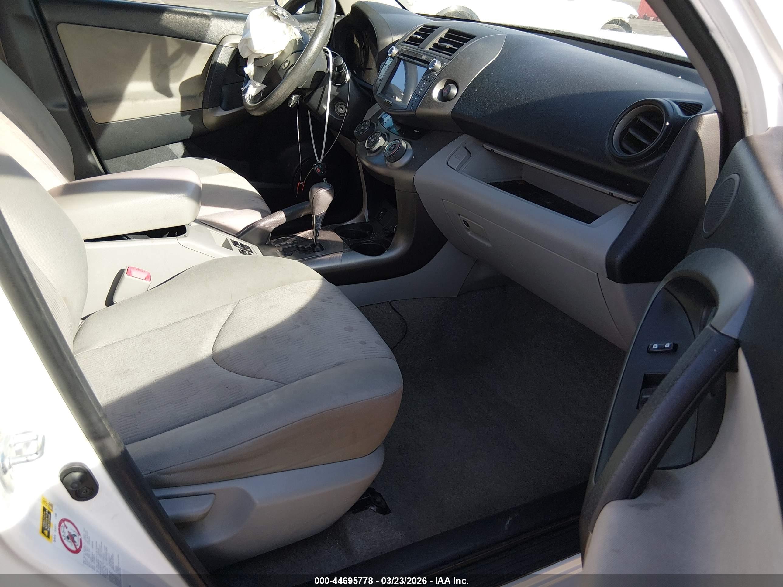 TOYOTA RAV4 image 5