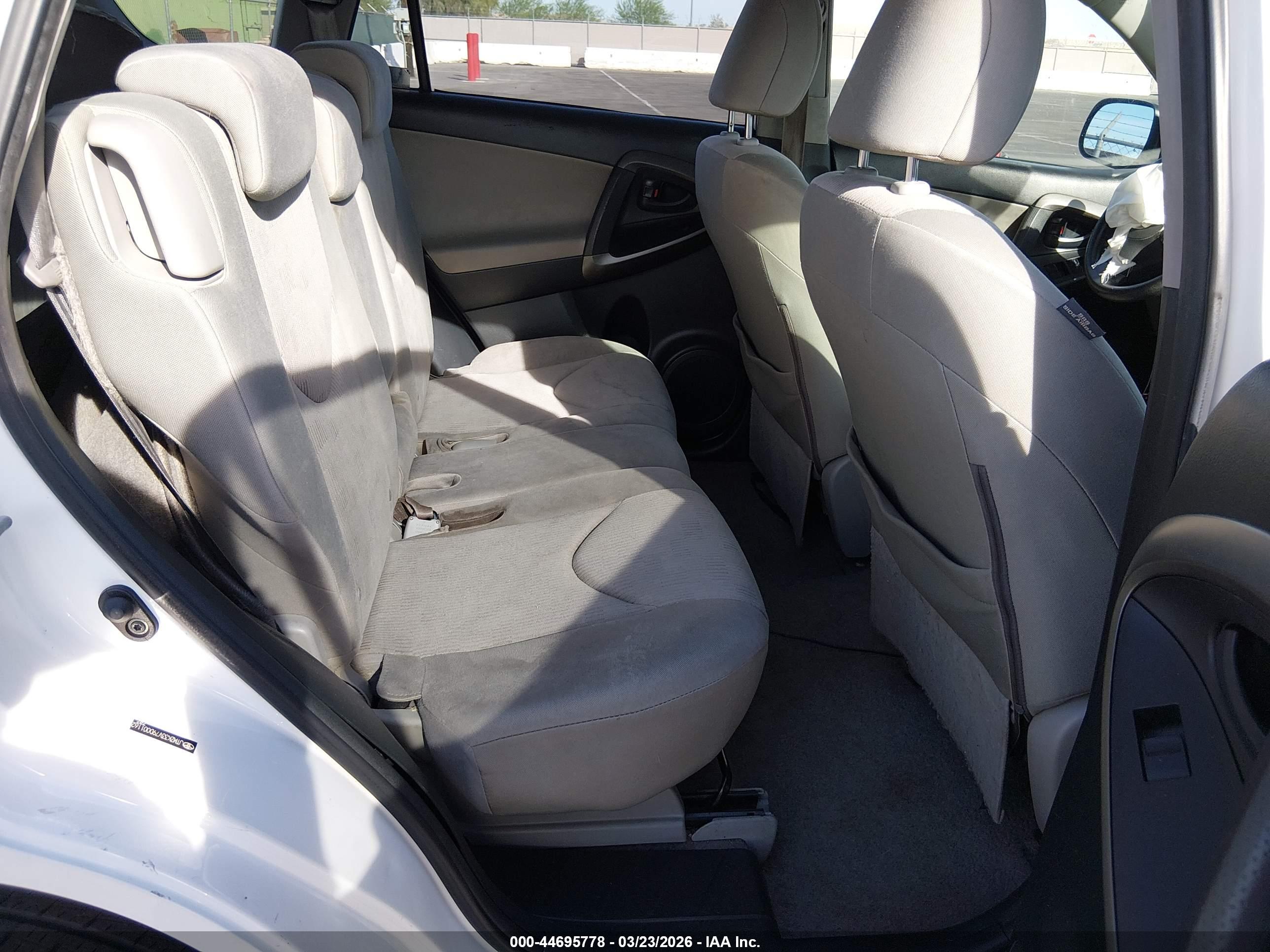 TOYOTA RAV4 image 8