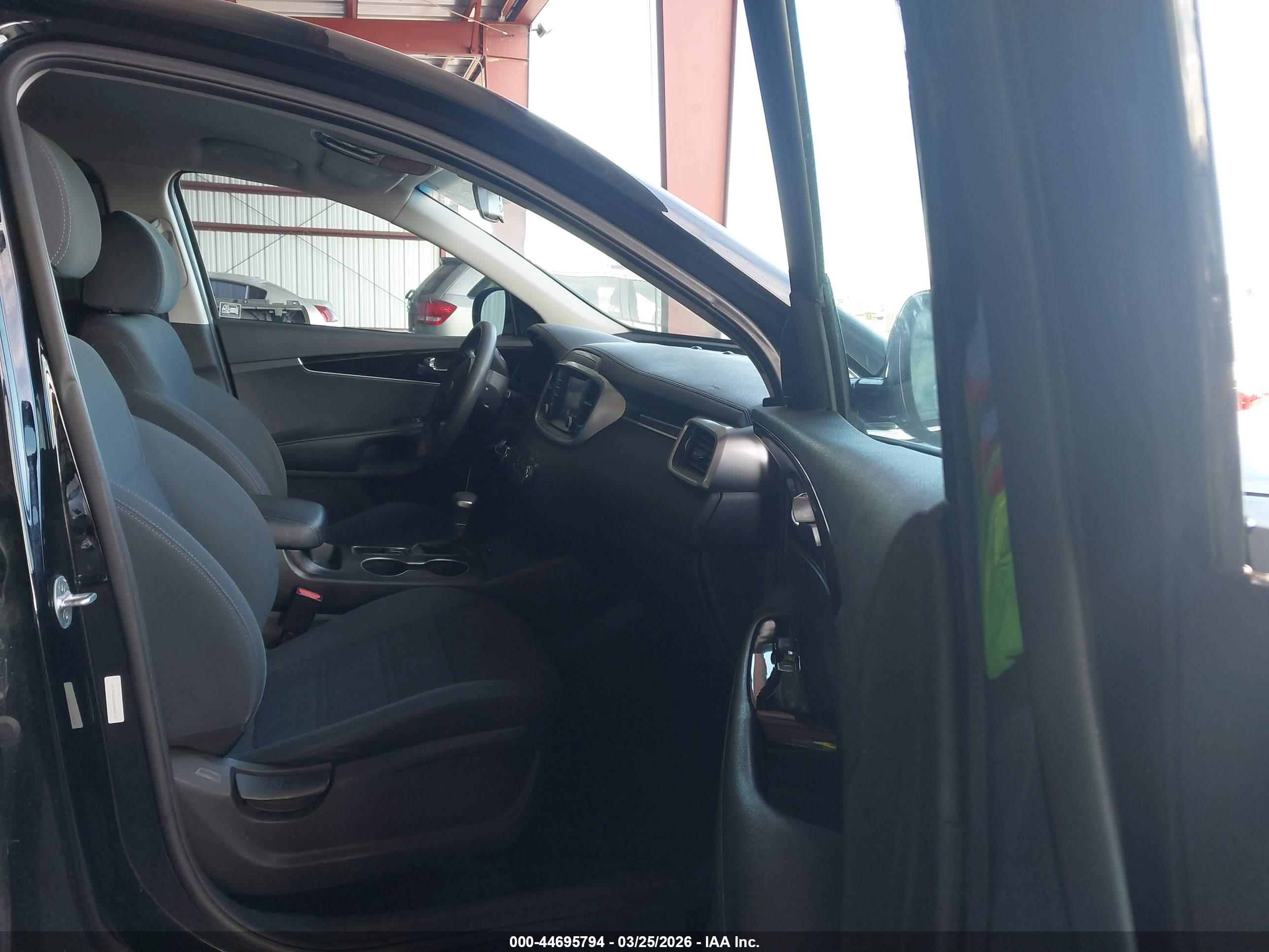 KIA SORENTO image 5