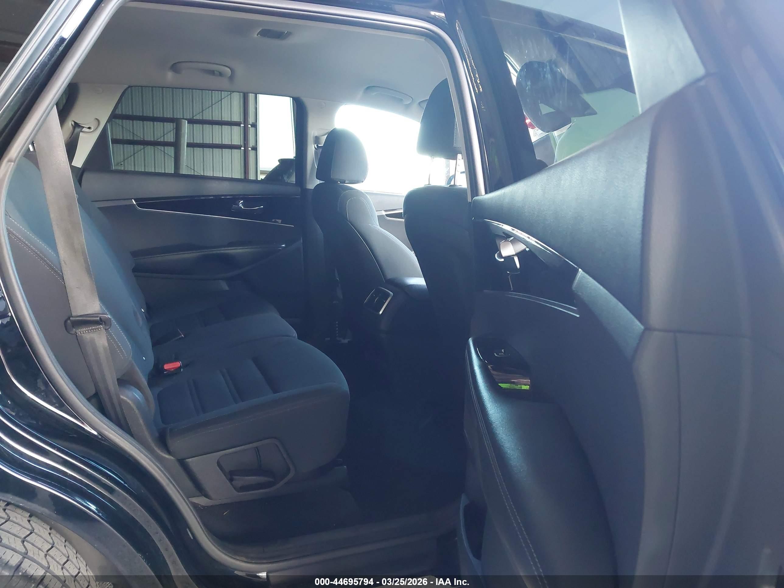 KIA SORENTO image 8