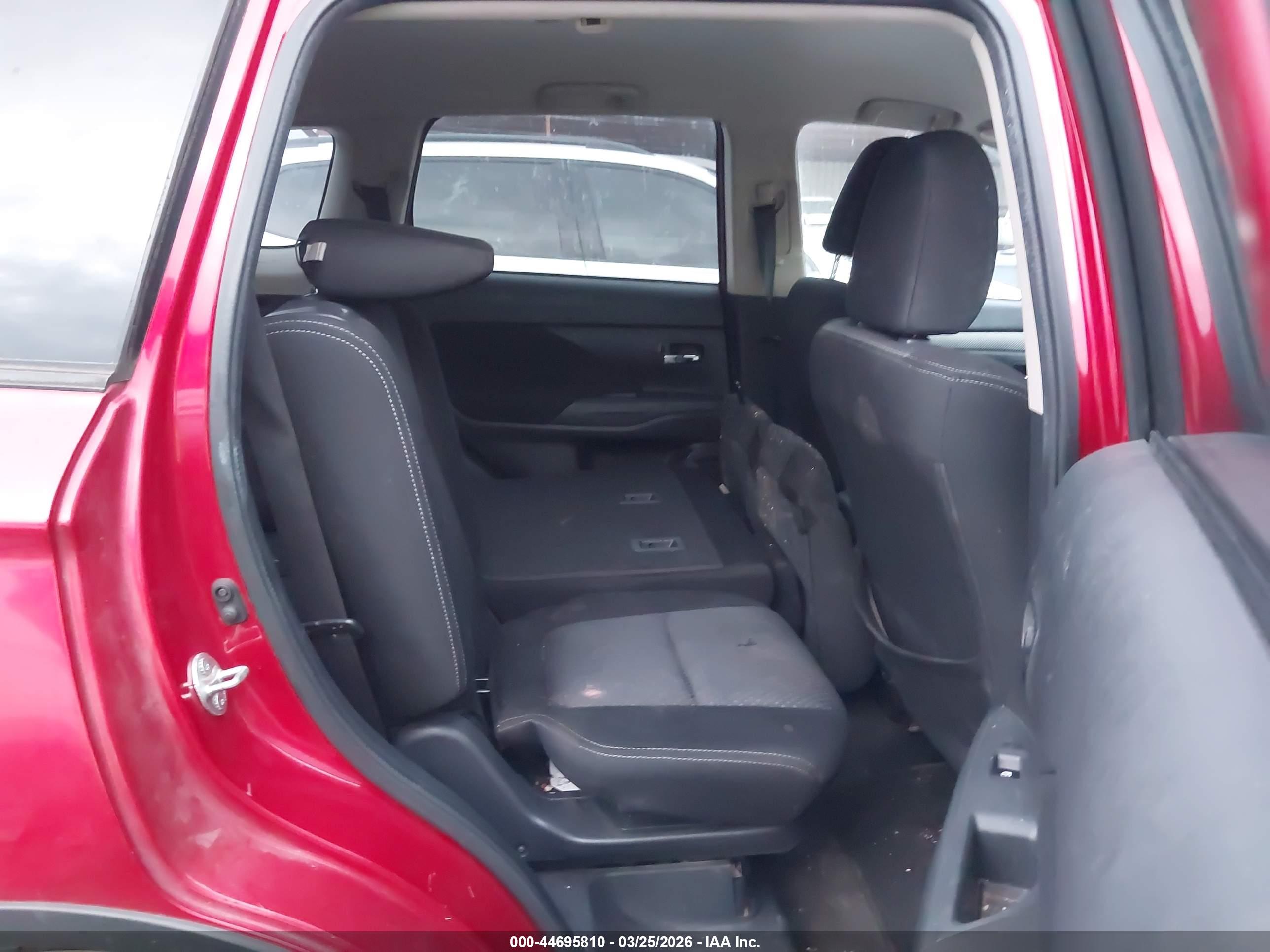 MITSUBISHI OUTLANDER image 8
