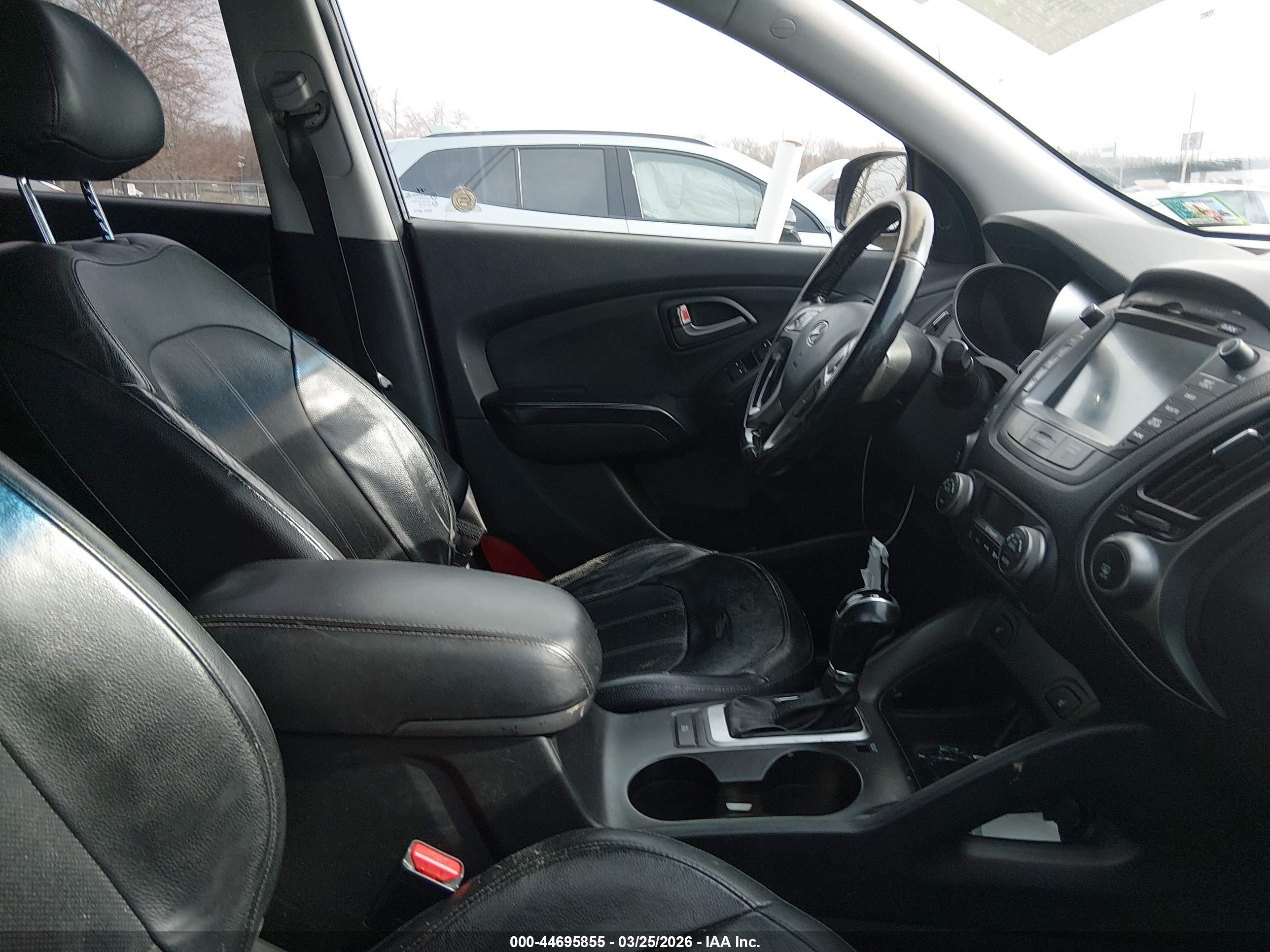 HYUNDAI TUCSON image 5