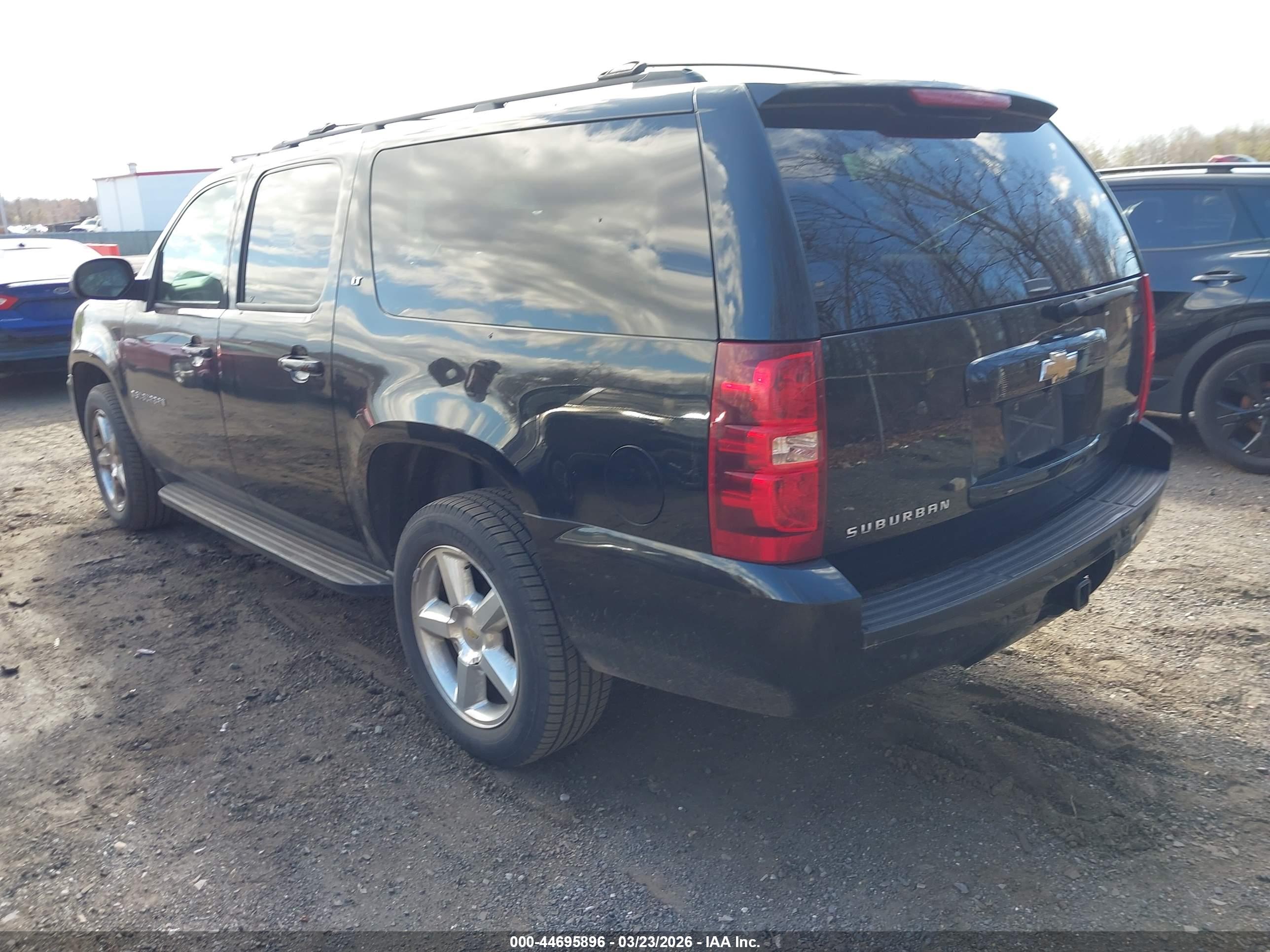 CHEVROLET SUBURBAN image 3