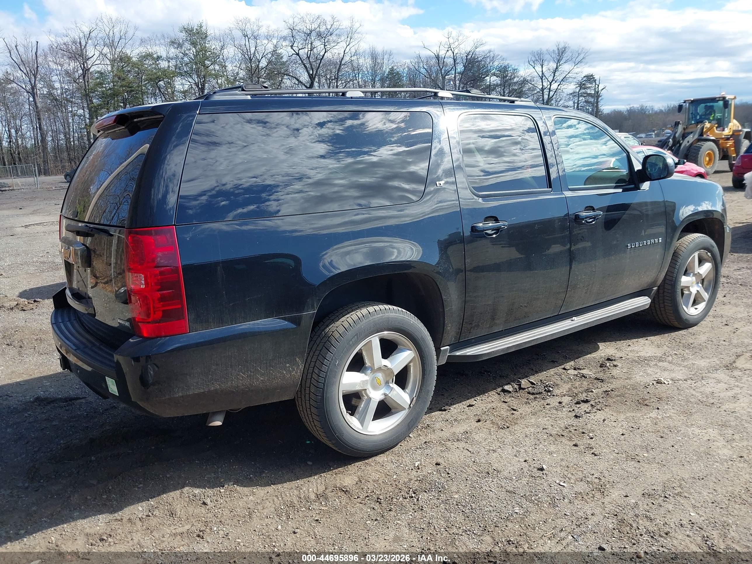 CHEVROLET SUBURBAN image 4