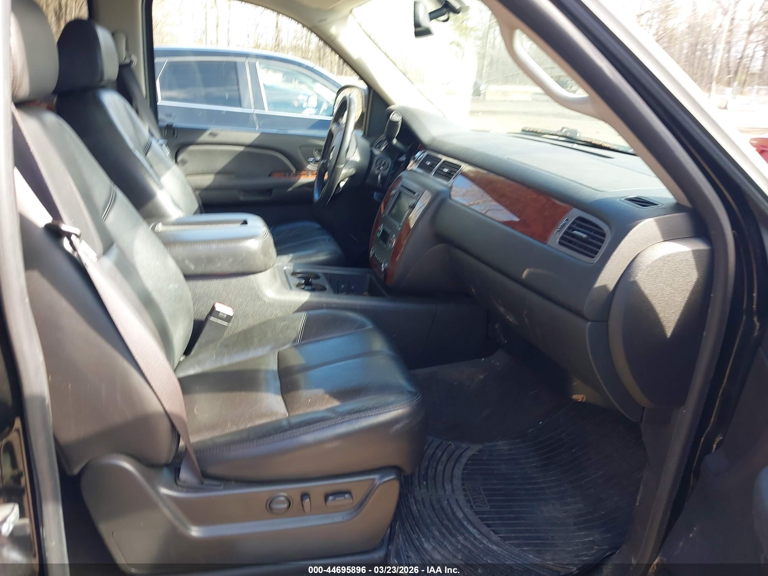 CHEVROLET SUBURBAN image 5