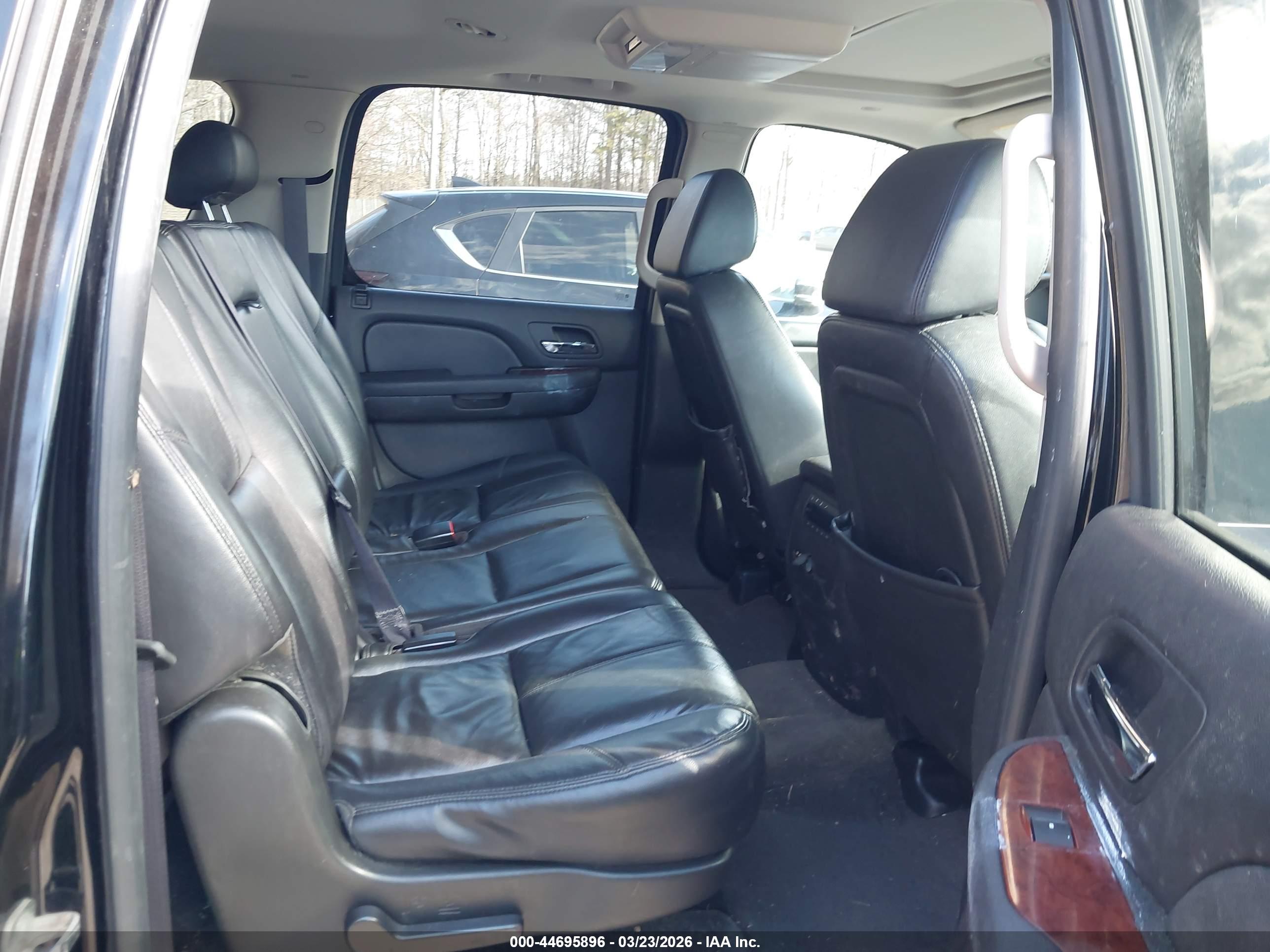 CHEVROLET SUBURBAN image 8