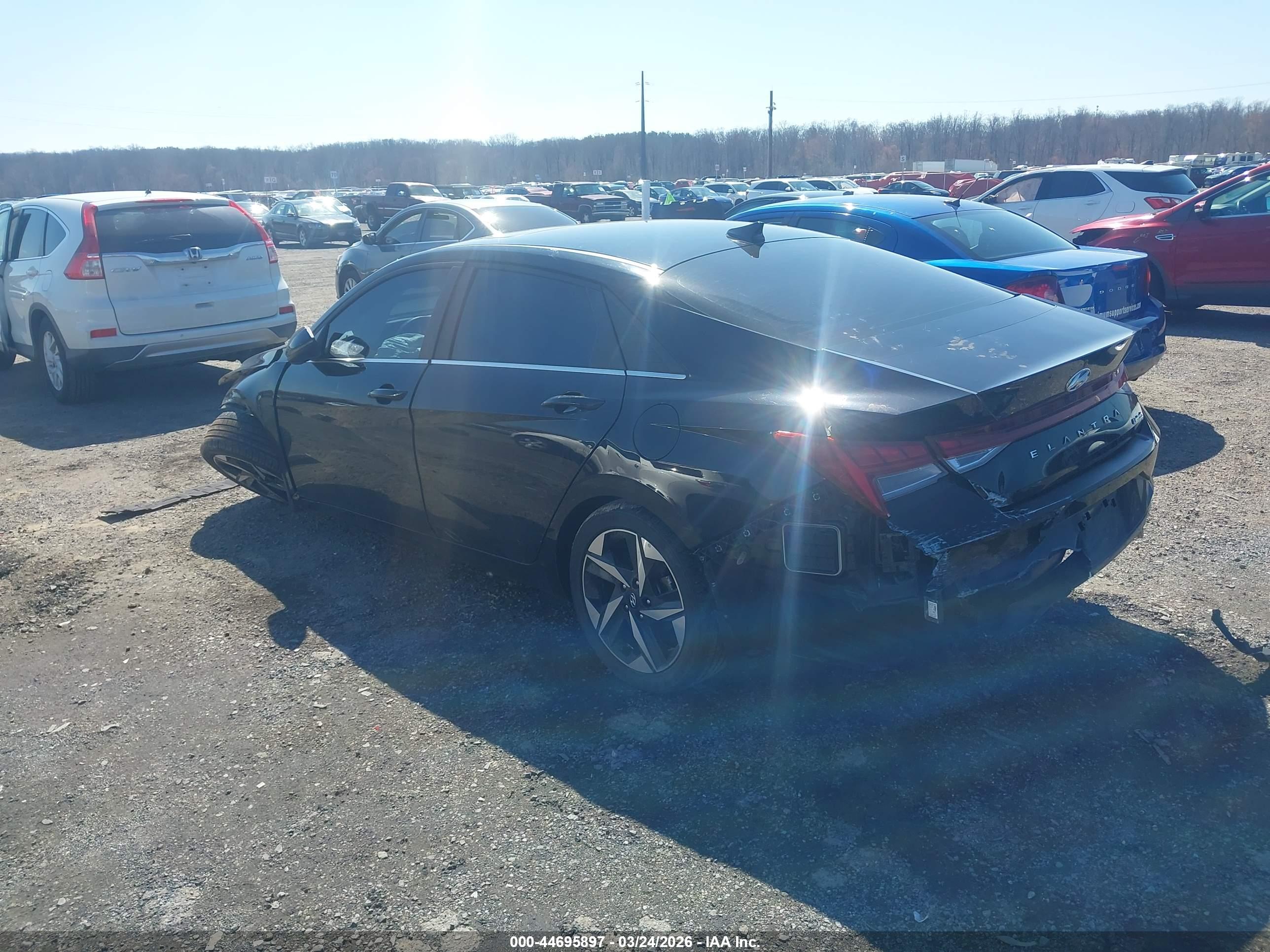 HYUNDAI ELANTRA image 3